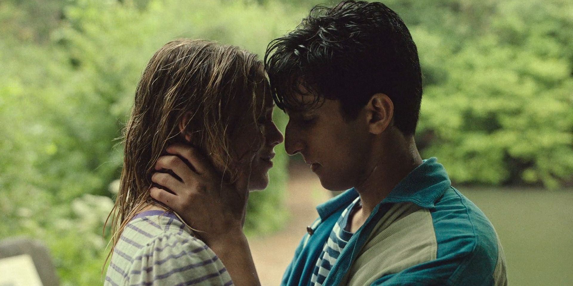 Andie Bell (India Lillie Davies) e Sal Singh (Rahul Pattni) em um abraço íntimo em A Good Girl's Guide To Murder, temporada 1, episódio 1, "Episódio 1"