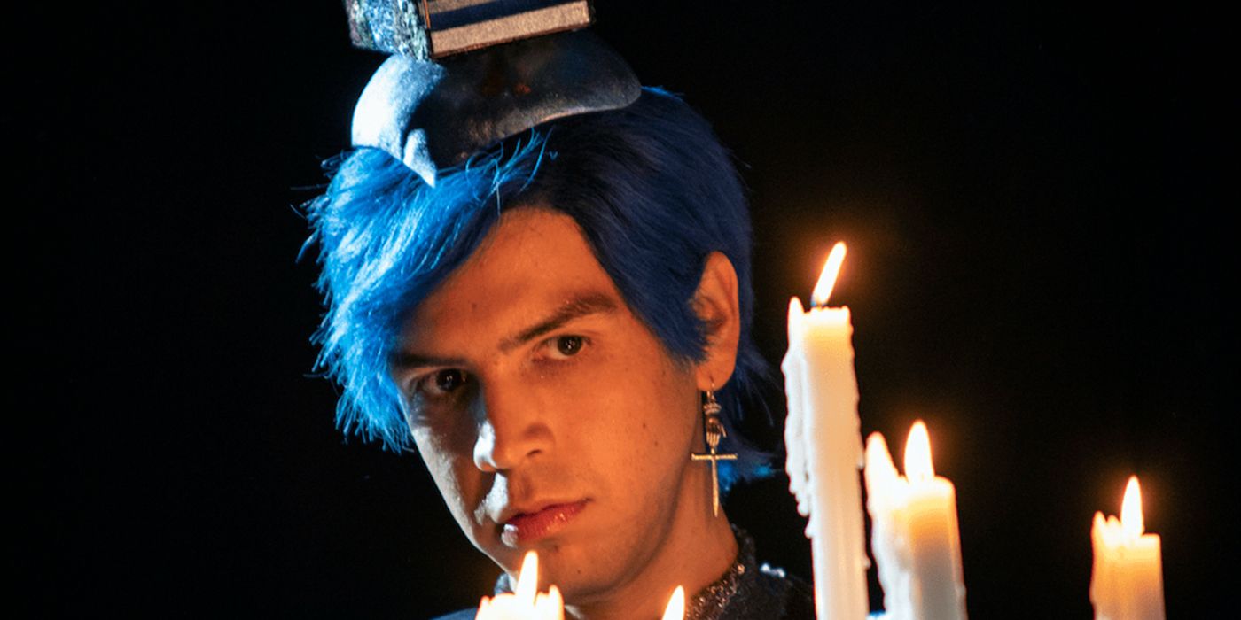 Julio Torres come Andrés con candele in Los Espookys