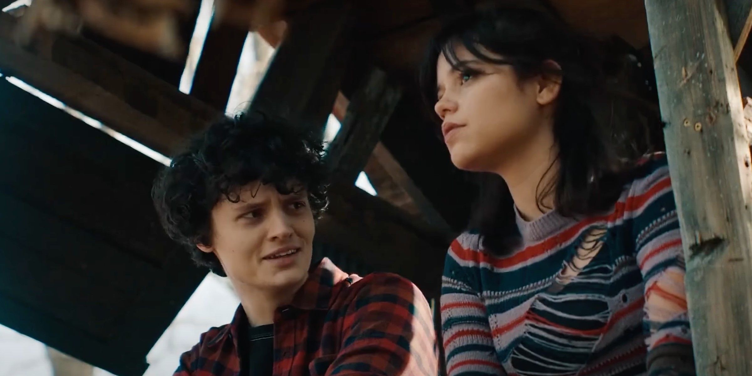 Arthur Conti como Jeremy mira a Jenna Ortega como Astrid Dietz en Beetlejuice 2