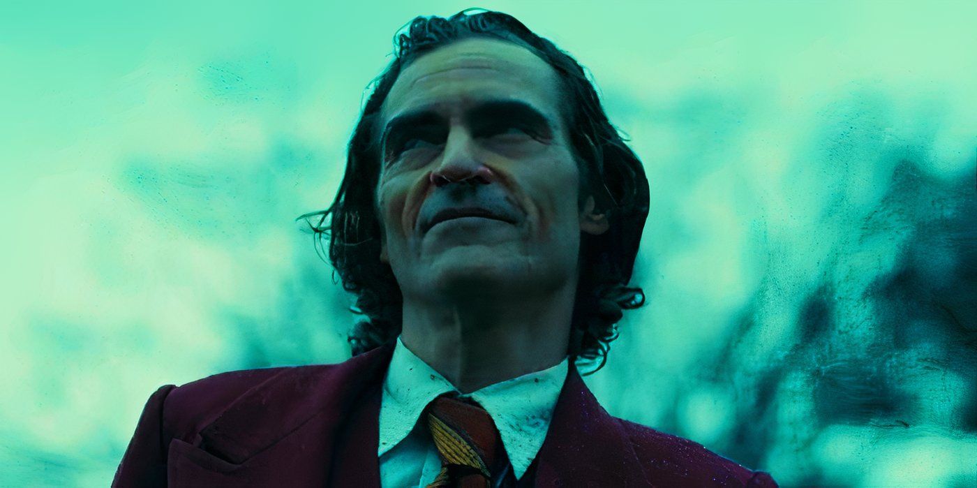 Arthur Fleck de terno do lado de fora em Joker