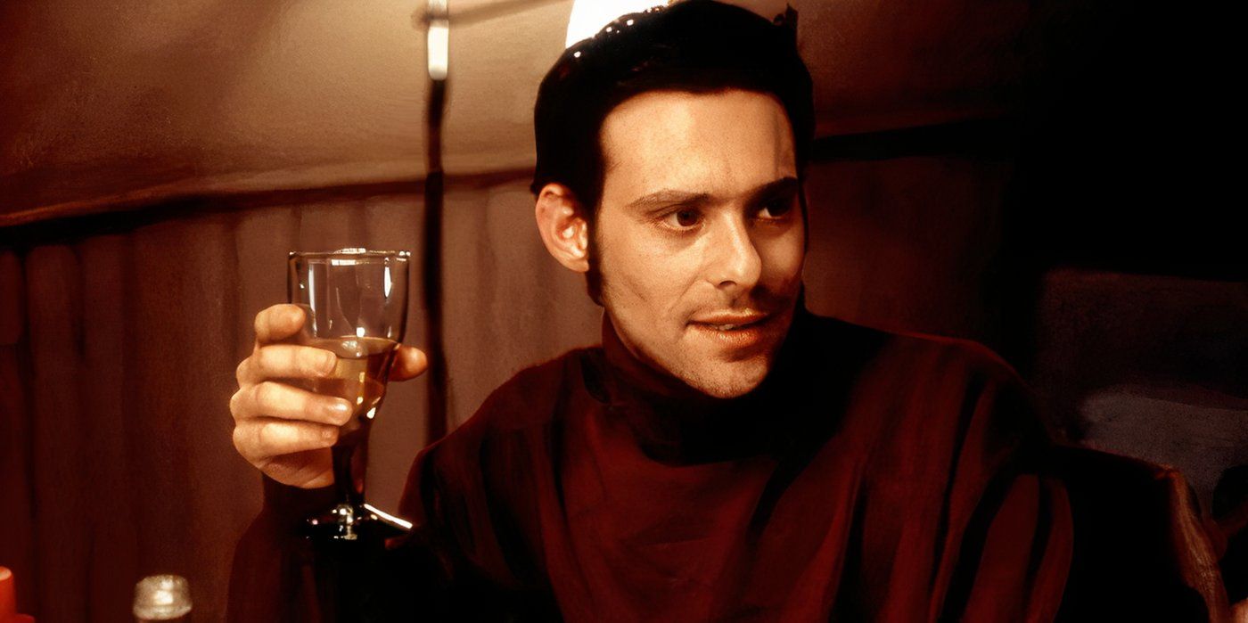 Tom holds up a wine glass in Bridget Jones' Diary