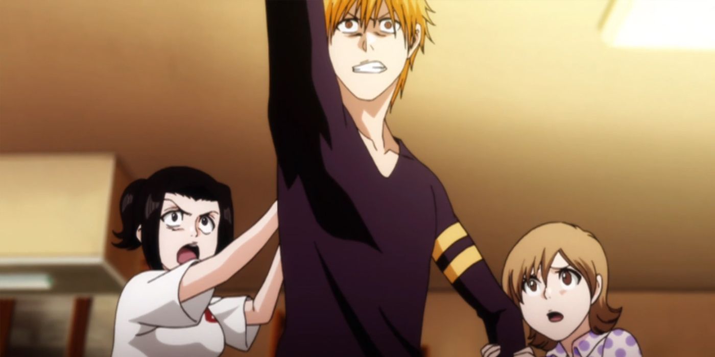 Ichigo sendo contido por suas irmãs, Karin e Yuzu.