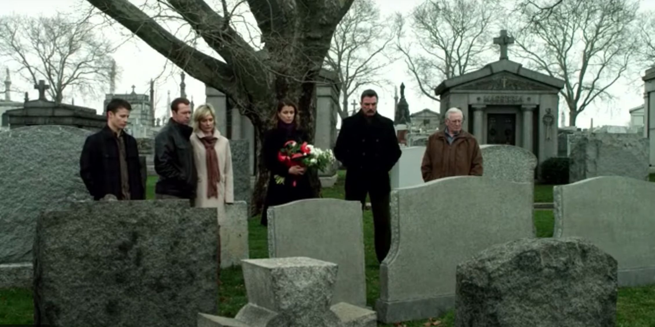 Blue Bloods Os Reagans prestam suas homenagens no túmulo de Joe