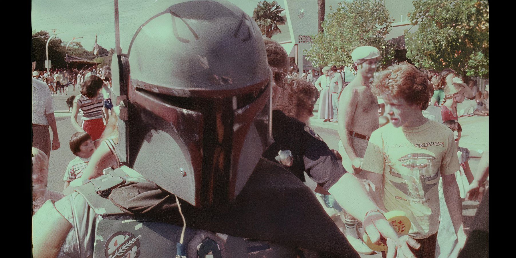 Boba Fett caminhando por um desfile em San Anselmo, Califórnia, 1978, em Under the Helmet: The Legacy of Boba Fett