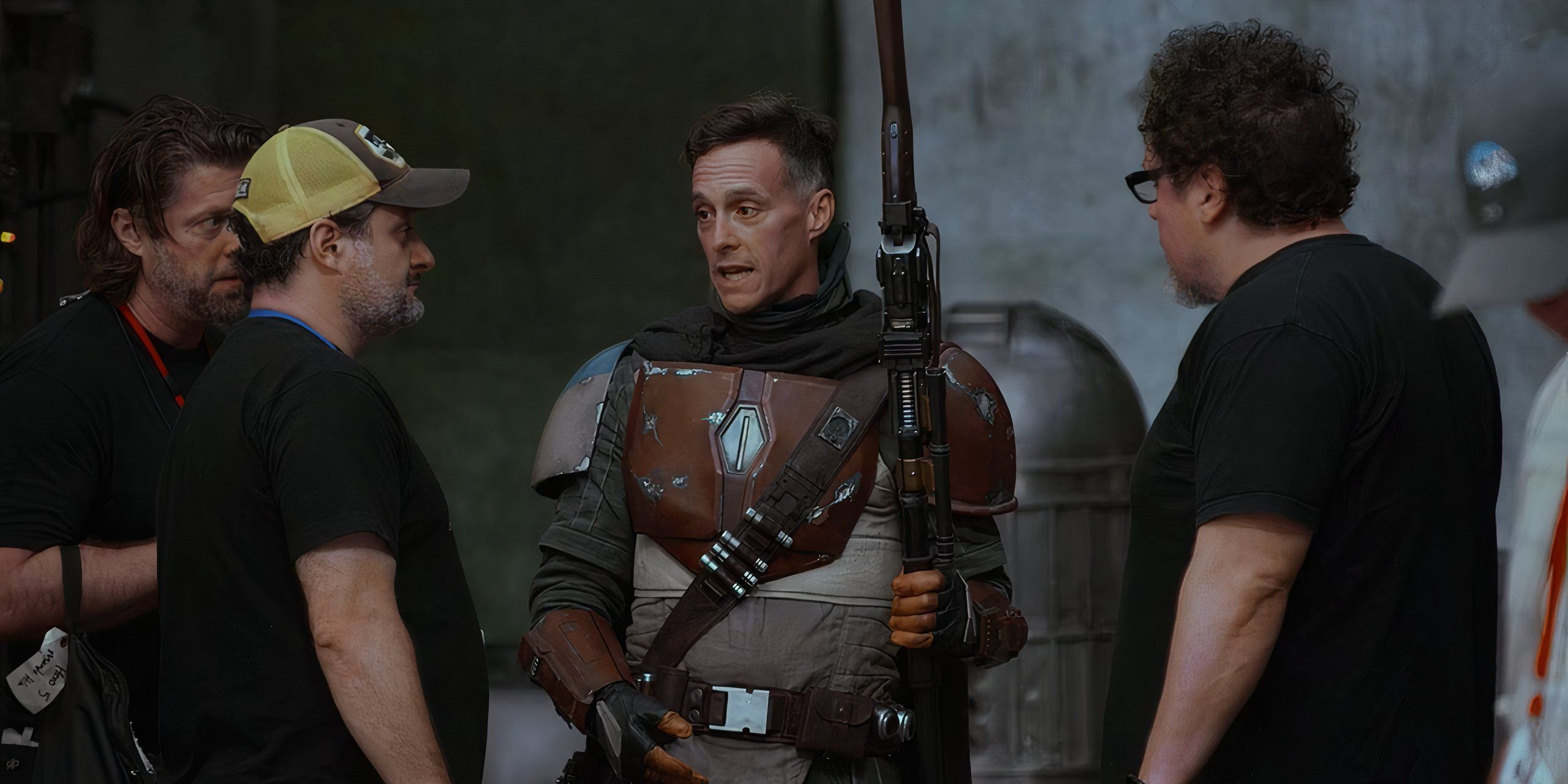 Brendan Wayne como Dean Jarin habla con Dave Filoni y Jon Favreau detrás de escena de The Mandalorian