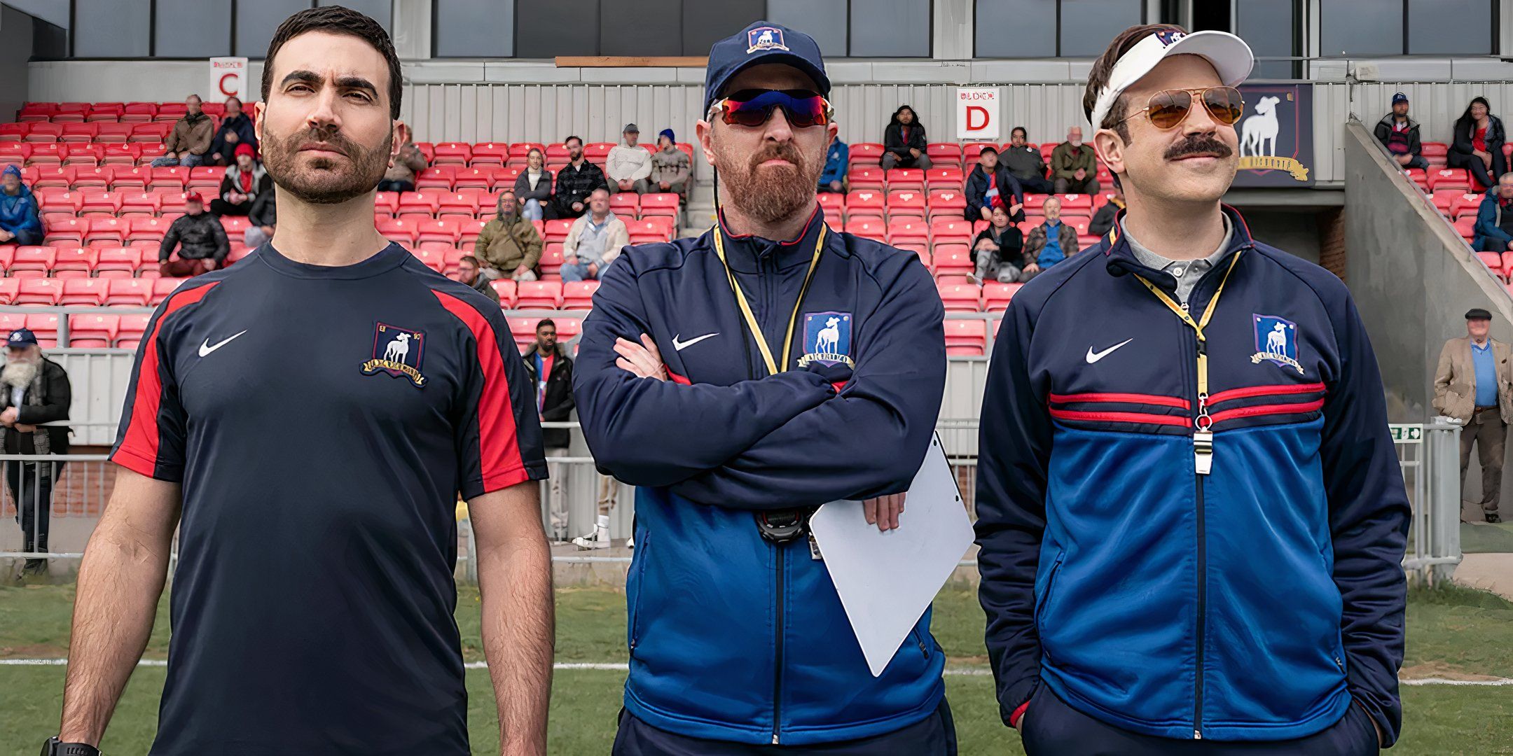 Brett Goldstein como Roy, Brendan Hunt como Beard y Jason Sudeikis como Ted observan a Ted Lasso practicar.