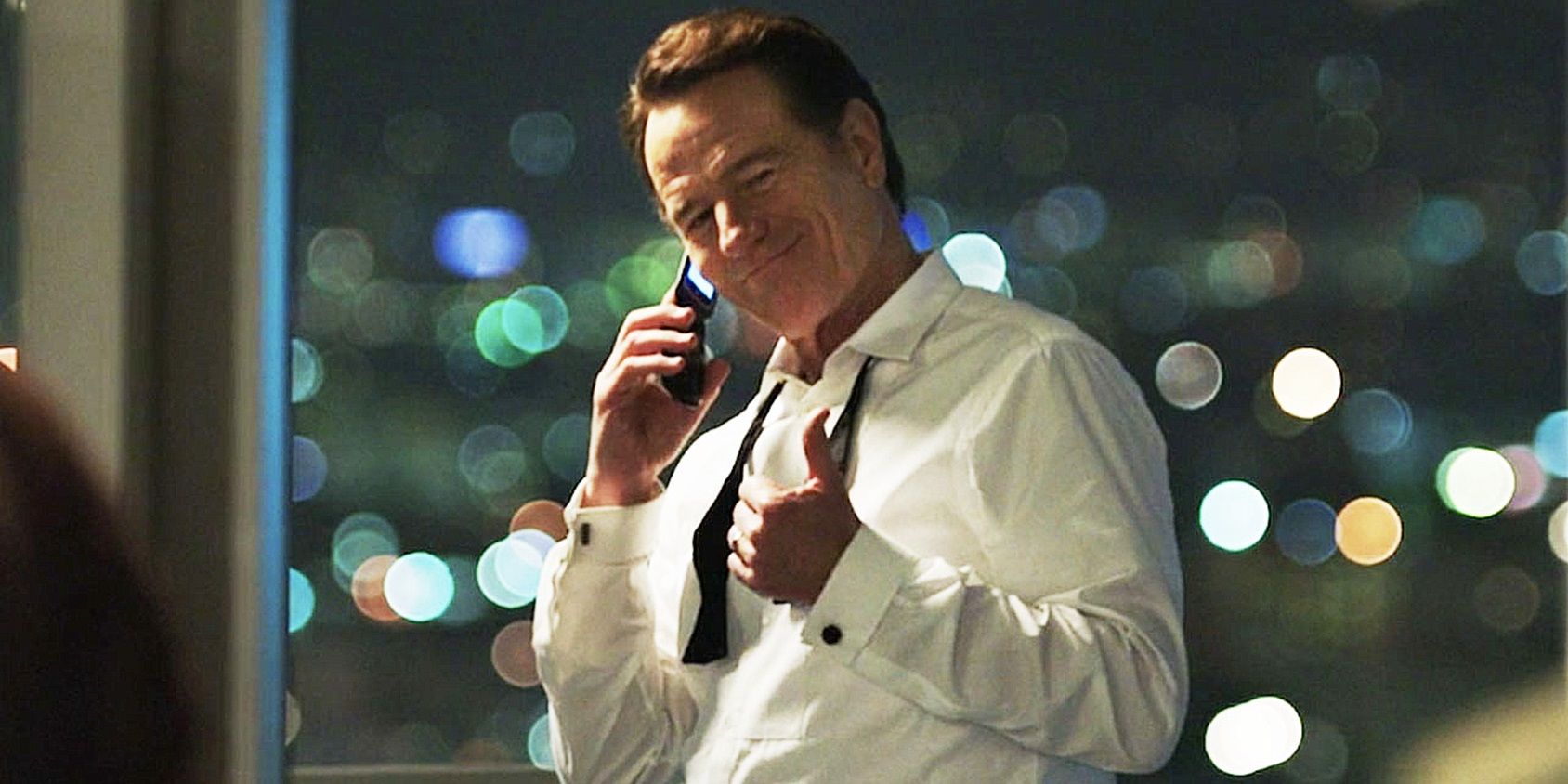 Bryan Cranston dando um joinha em Sneaky Pete