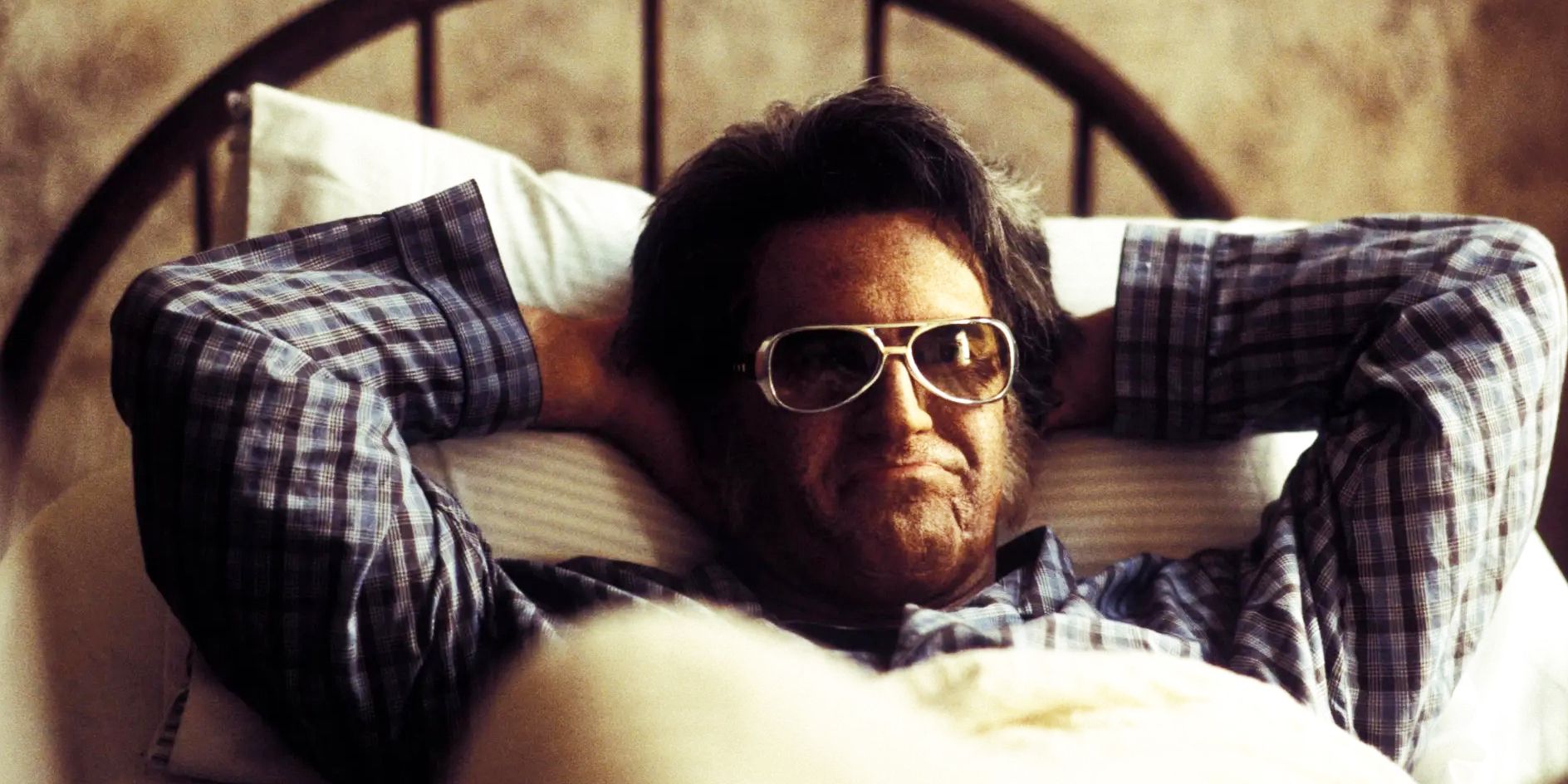 Bubba Ho-Tep Bruce Campbell como o velho Elvis Presley na cama