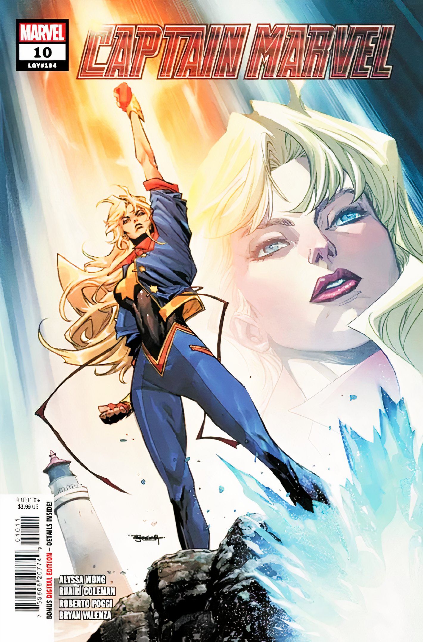 Cover von Captain Marvel #10, Carol Danvers hebt stolz ihre Faust vor einem Leuchtturm