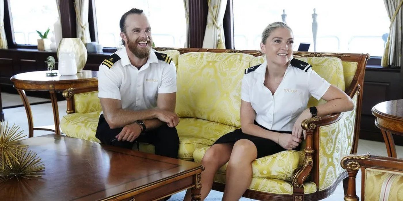 Carrie o'neill e Ian maclean do Below Deck Med 9ª temporada sorrindo e conversando com alguém fora da câmera