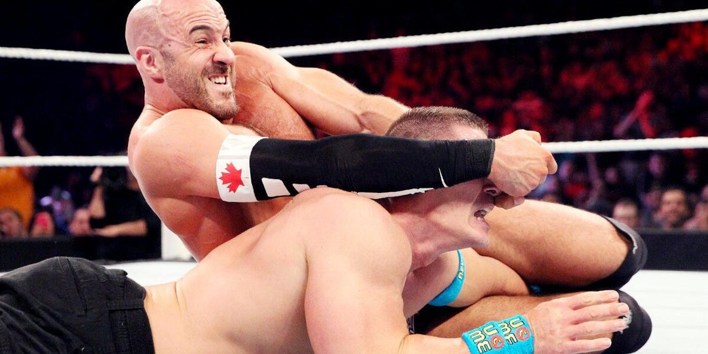 Cesaro aplica um crossface em John Cena no WWE Monday Night Raw