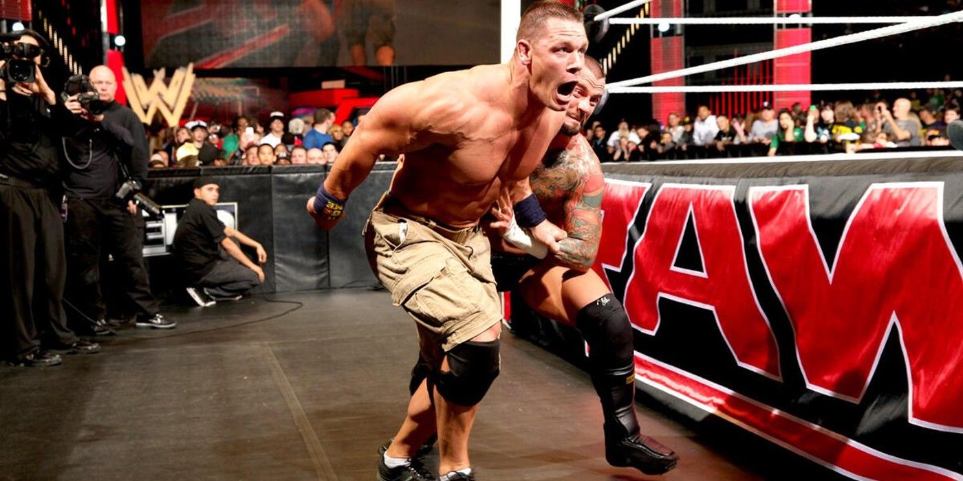 CM Punk joga John Cena para fora em episódio do Monday Night Raw