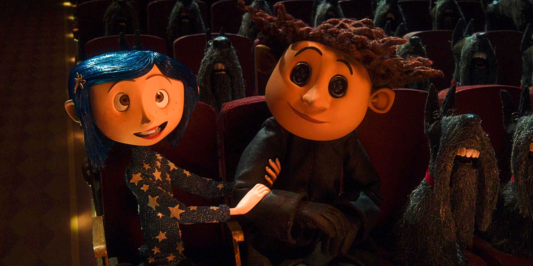 Coraline segurando animadamente Other Wybie enquanto eles estão sentados na plateia de um teatro