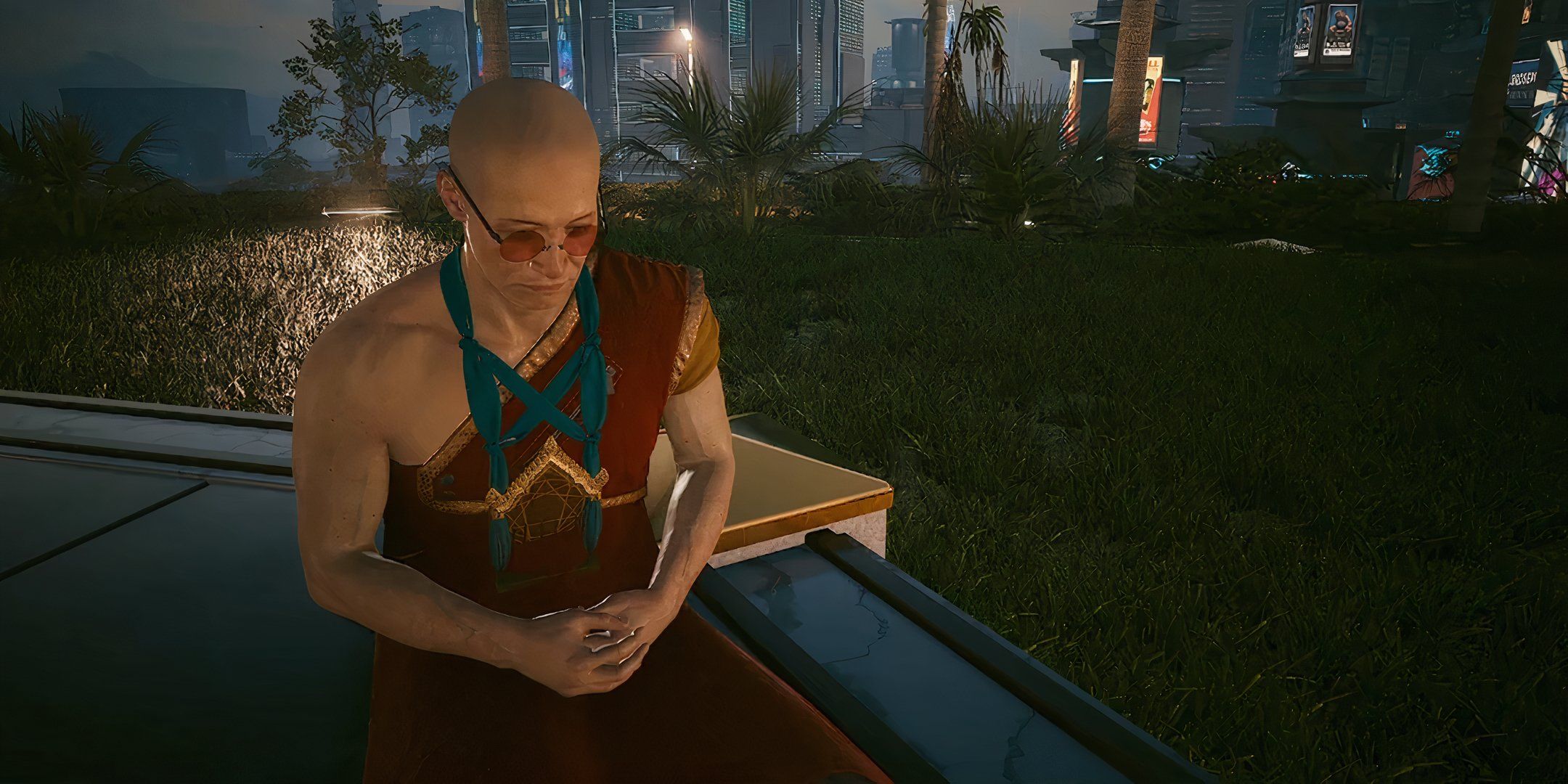 O Mestre Zen em Cyberpunk 2077 ajoelhado com as mãos entrelaçadas à noite com Night City ao fundo.