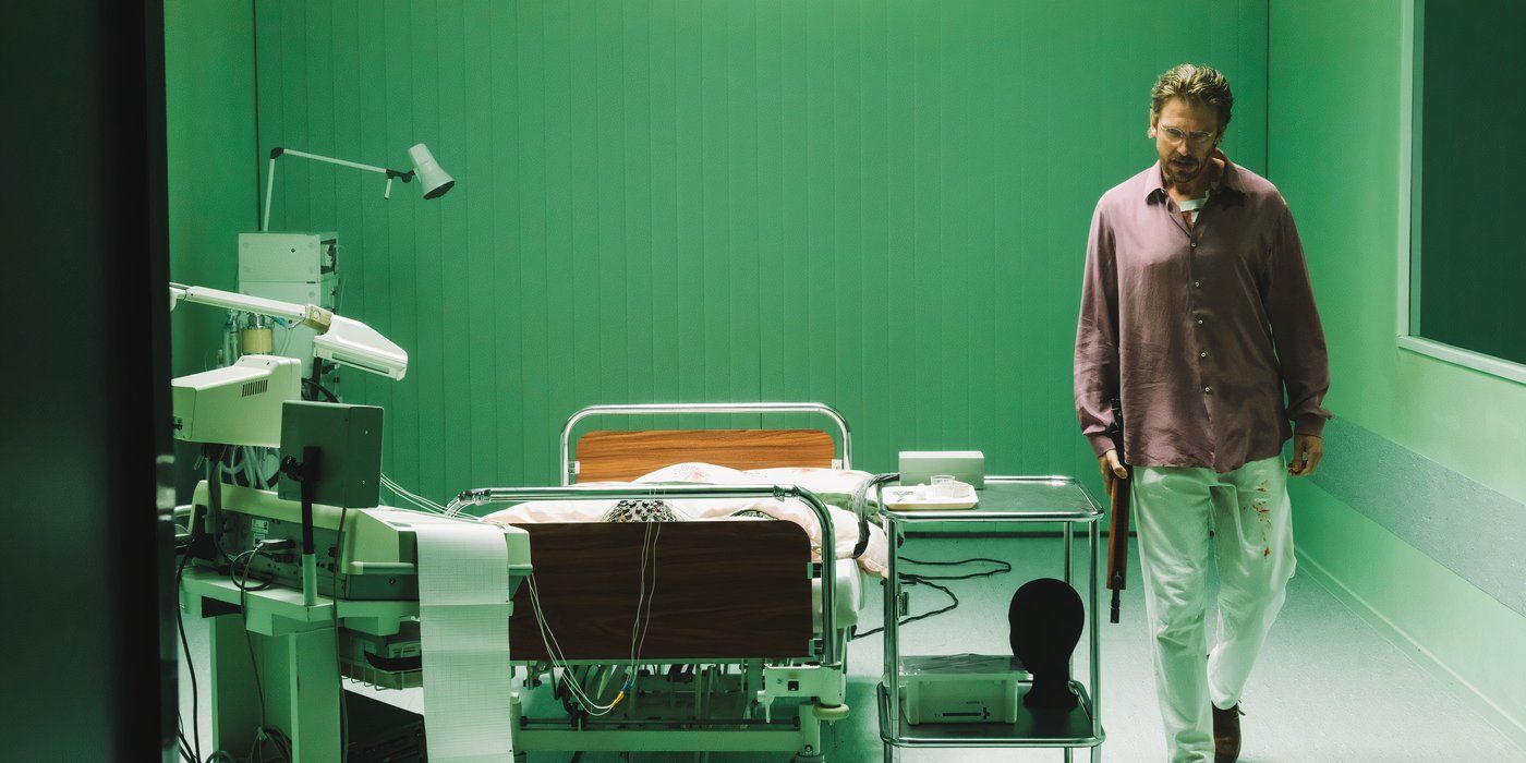 Dan Stevens segura uma metralhadora enquanto sai de um quarto verde de hospital em Cuckoo