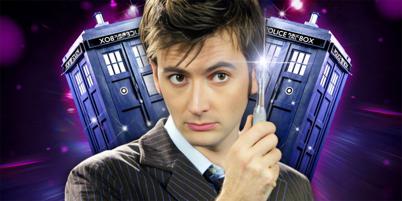 David Tennant em Doctor Who na frente de uma Tardis e segurando sua chave de fenda sônica