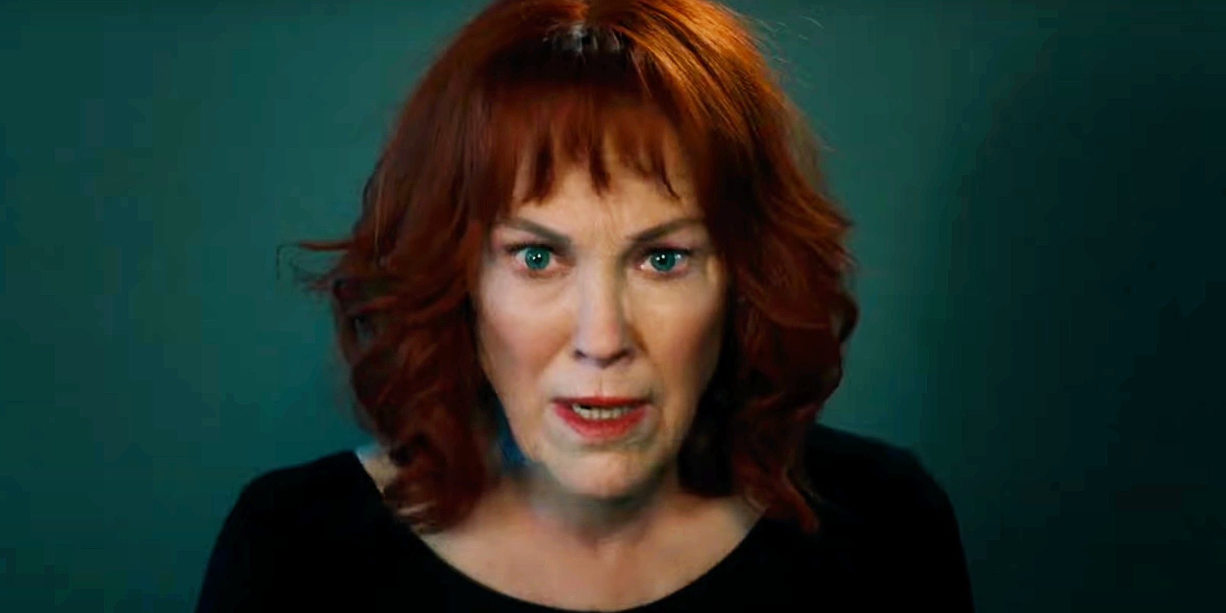 Delia Deetz (Catherine O'Hara) com os olhos arregalados prestes a gritar em Beetlejuice 2