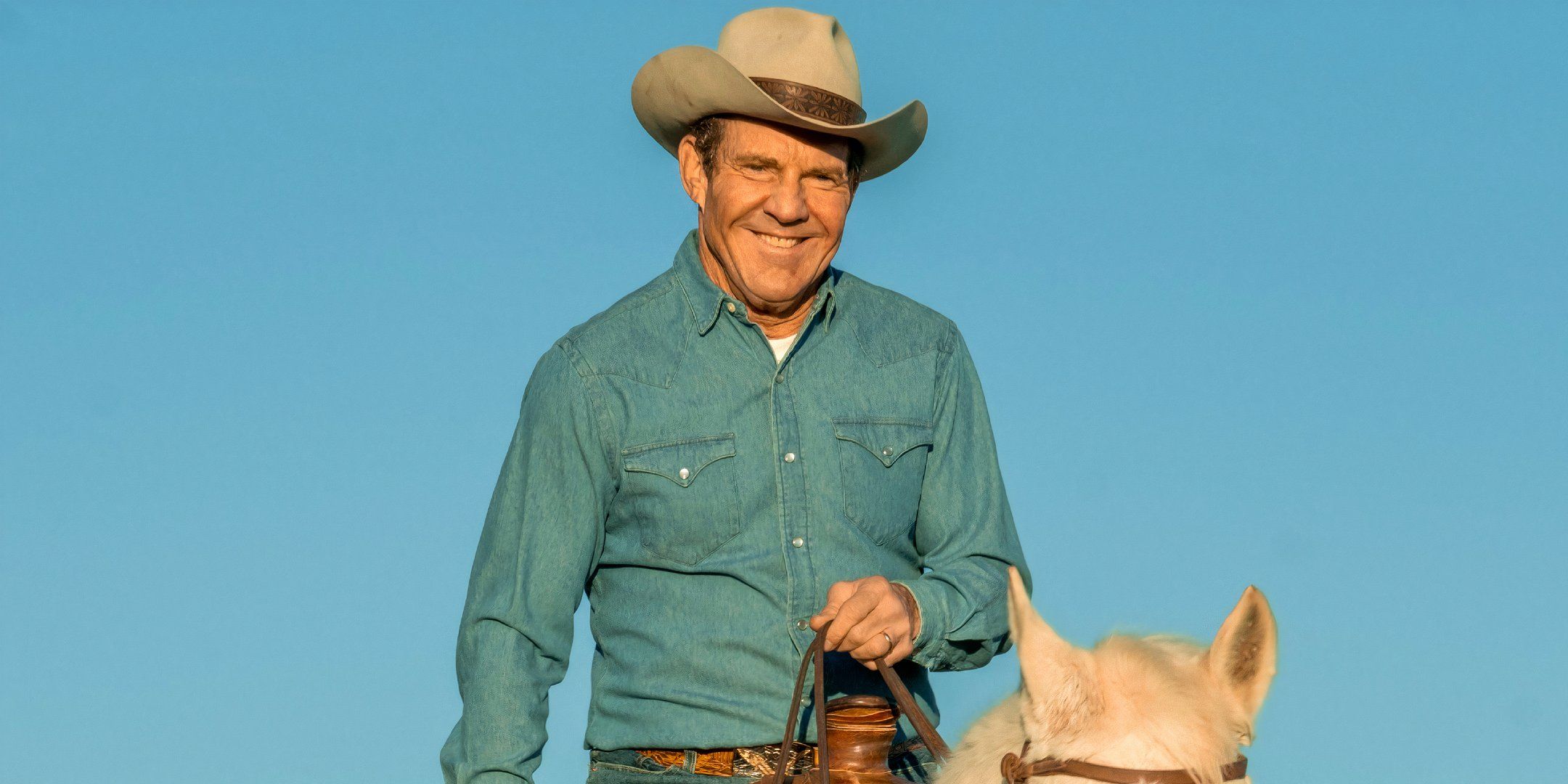 Dennis Quaid como Ronald Reagan cavalgando um cavalo em Reagan 2024