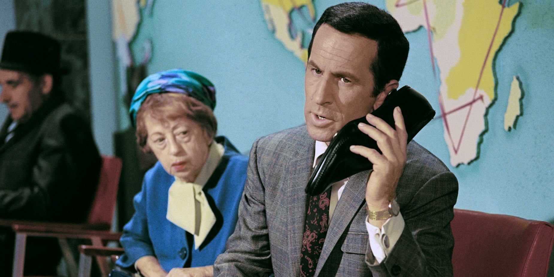 Don Adams habla de teléfono con zapatos en Get Smart