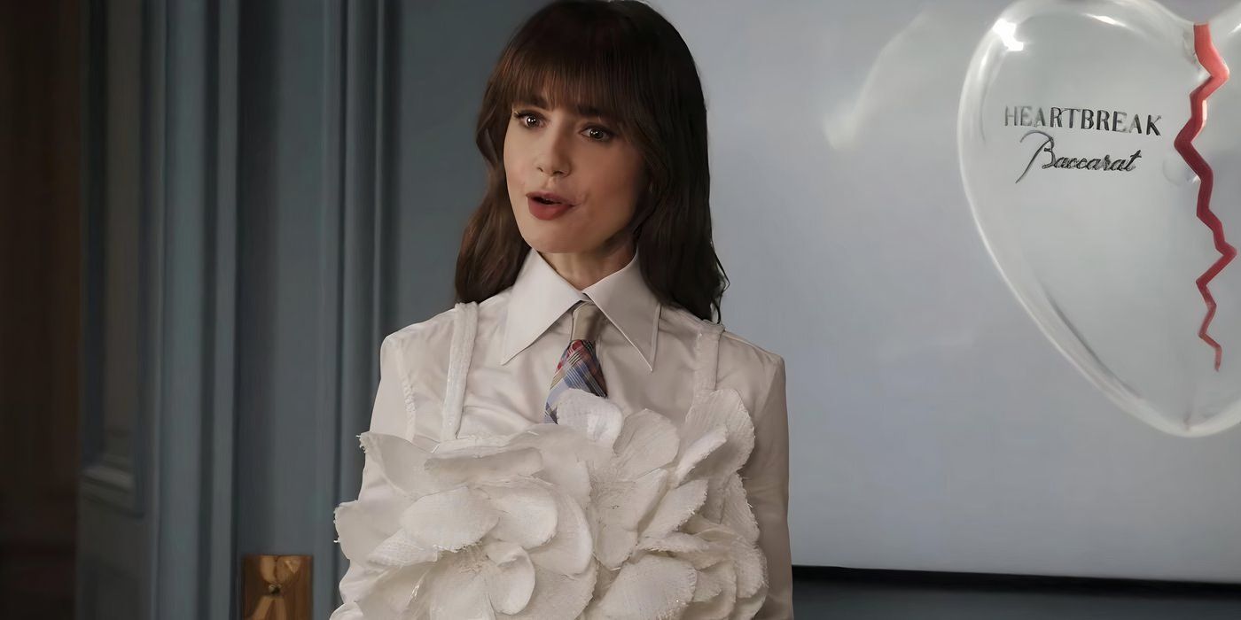 Emily (Lily Collins) hält in „Emily in Paris“ S4 eine „Heartbreak“-Parfümpräsentation