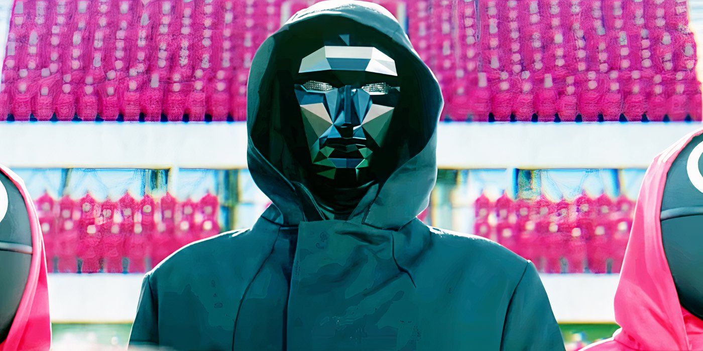 Front Man ladeado por guardas em um estádio vazio em um vídeo de anúncio da segunda temporada de Squid Game