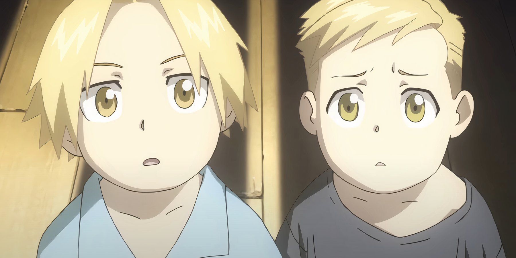 Os jovens Edward Elric e Alphonse Elric olham para a sombra de uma porta se fechando em Fullmetal Alchemist: Brotherhood Opening 1