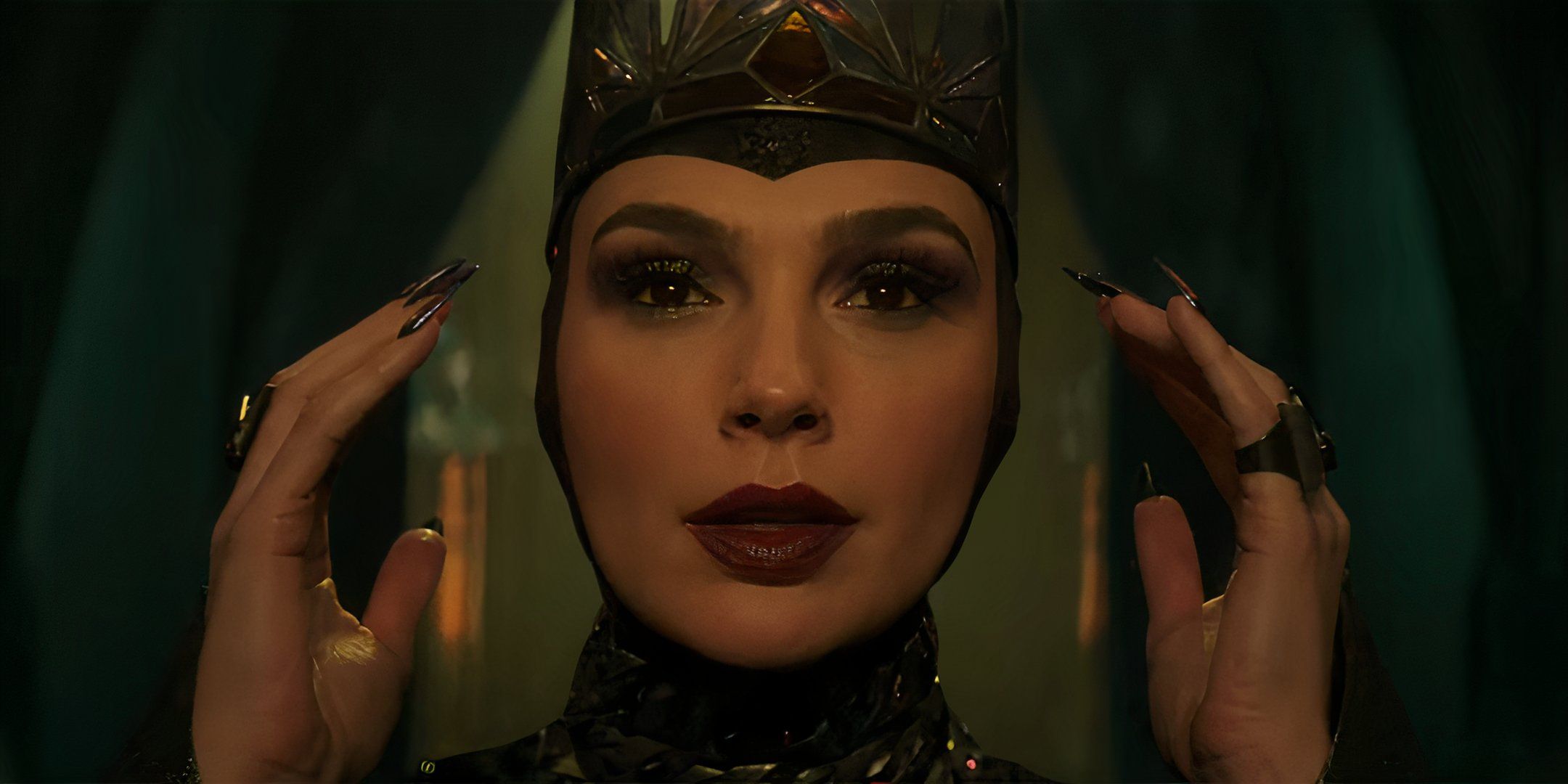 Gal Gadot’s Evil Queen Towers Over Snow White In New Image From Rachel ...