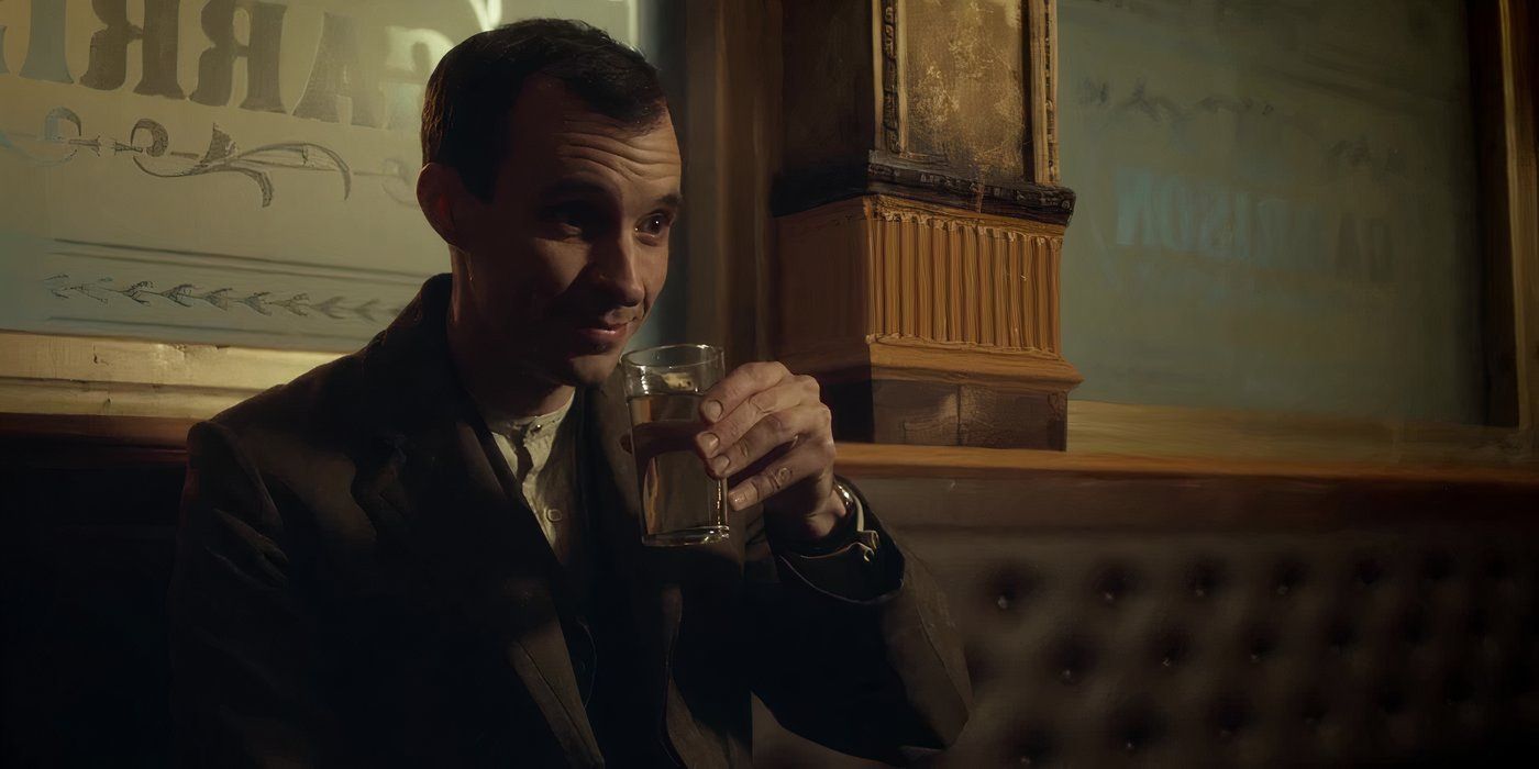 Tom Vaughan-Lawlor bebe una pinta mientras mira