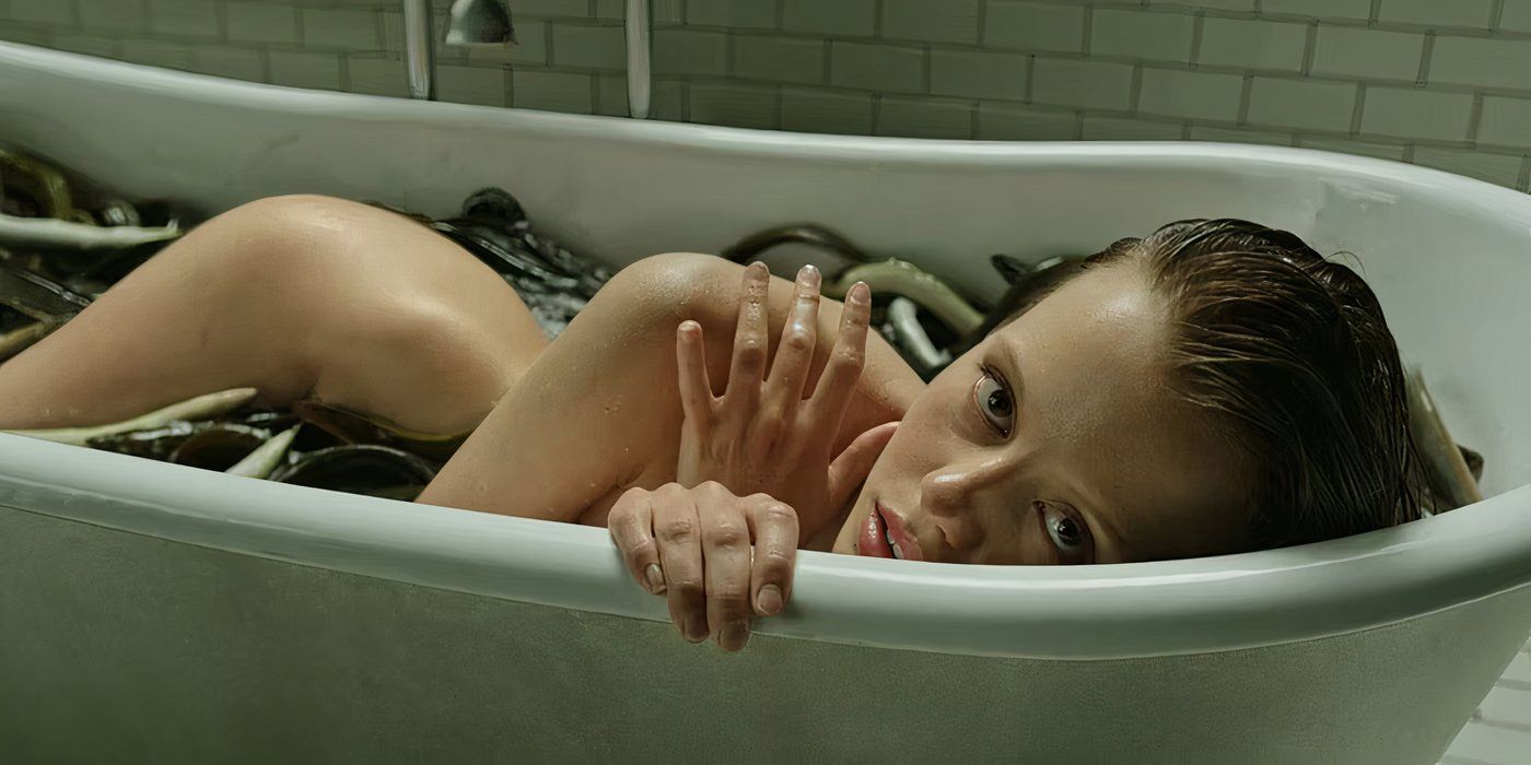 Hannah acostada en un baño de pollo en A Cure For Wellness