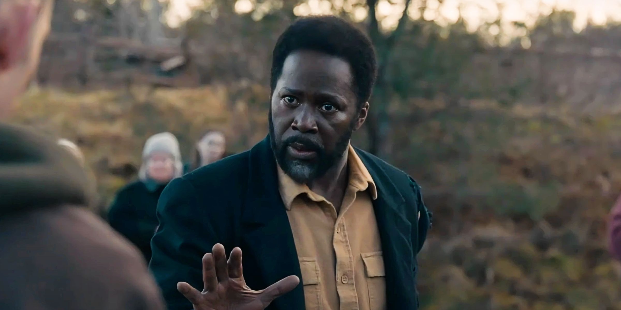 Harold Perrineau mientras Boyd levanta la mano con cautela en la temporada 3