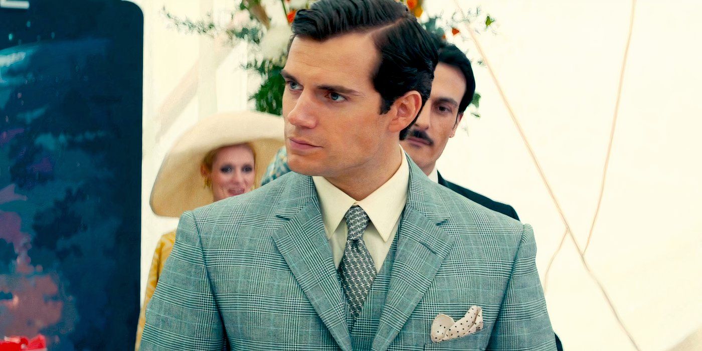 Henry Cavill con traje y mirando directamente a 