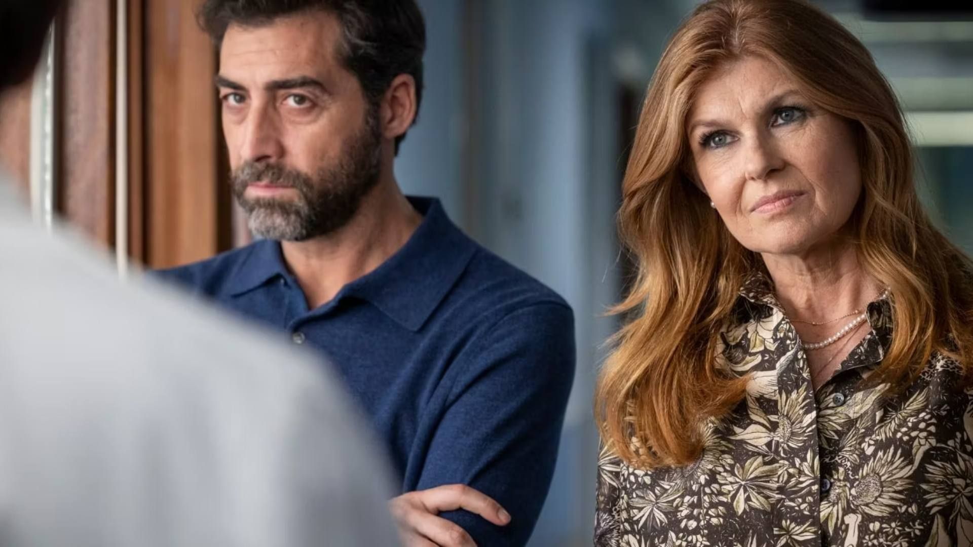 Aquí después del director Robert Salerno sobre cómo dar vida a la oscura historia del thriller de terror dirigido por Connie Britton