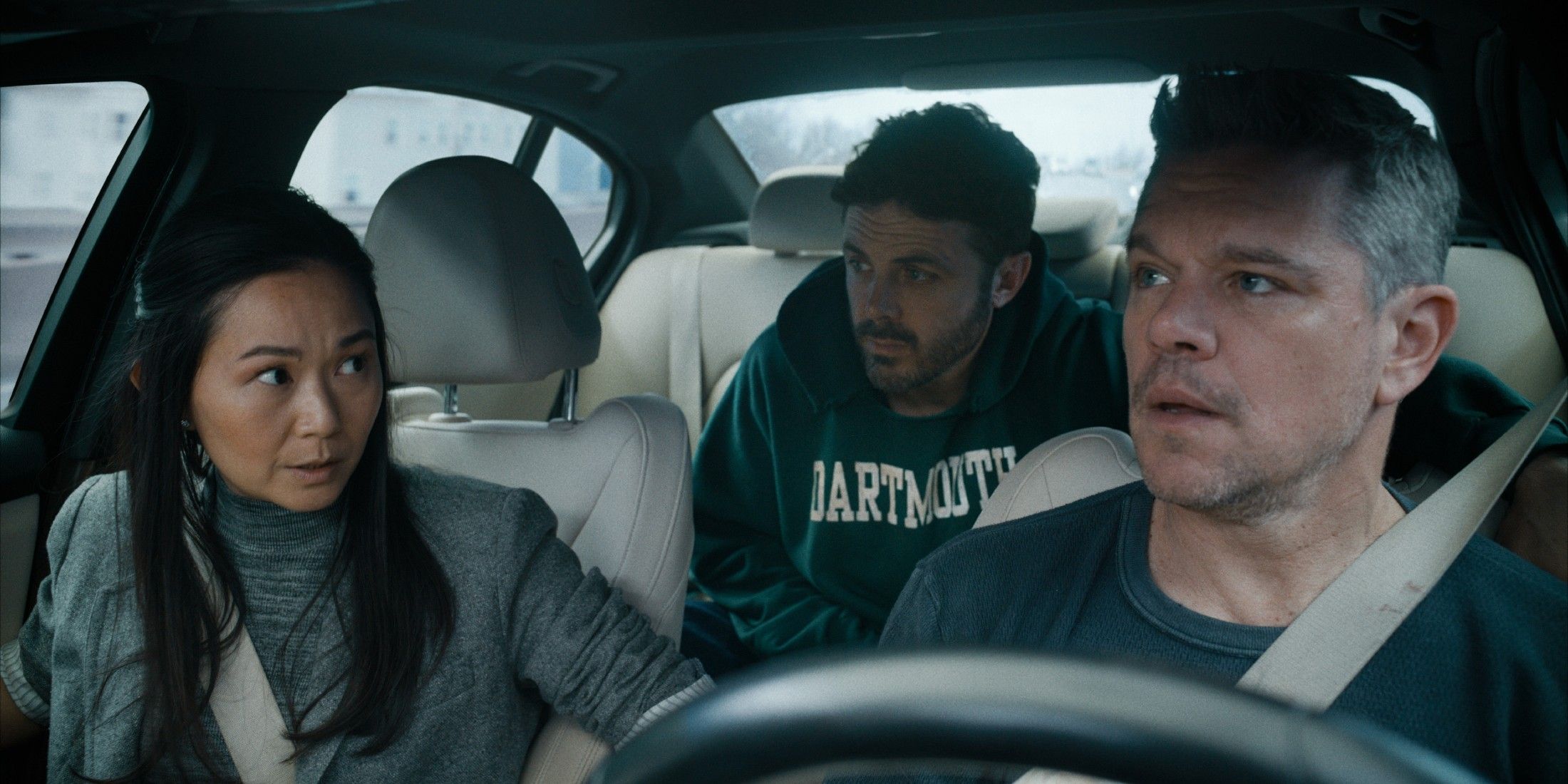 Hong Chau como Dra. Donna Rivera, Casey Affleck como Cobby e Matt Damon como Rory em um carro em The Instigators