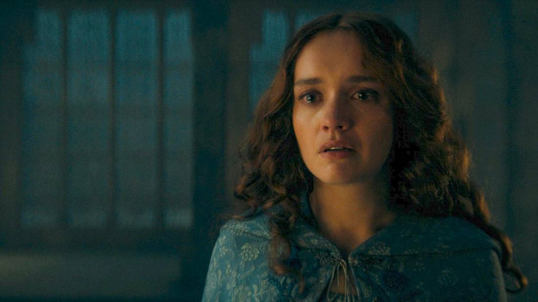 Alicent (interpretata da Olivia Cooke) sul punto di piangere mentre cerca di convincere Rhaenyra a non scatenare una guerra in House of the Dragon stagione 2 episodio 8