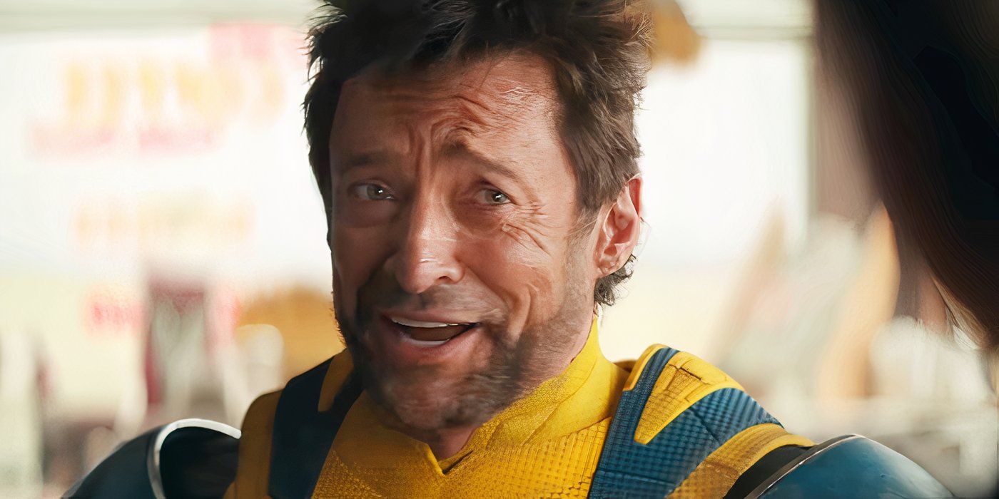 Hugh Jackman nei panni di Wolverine sorride sarcasticamente in Deadpool & Wolverine