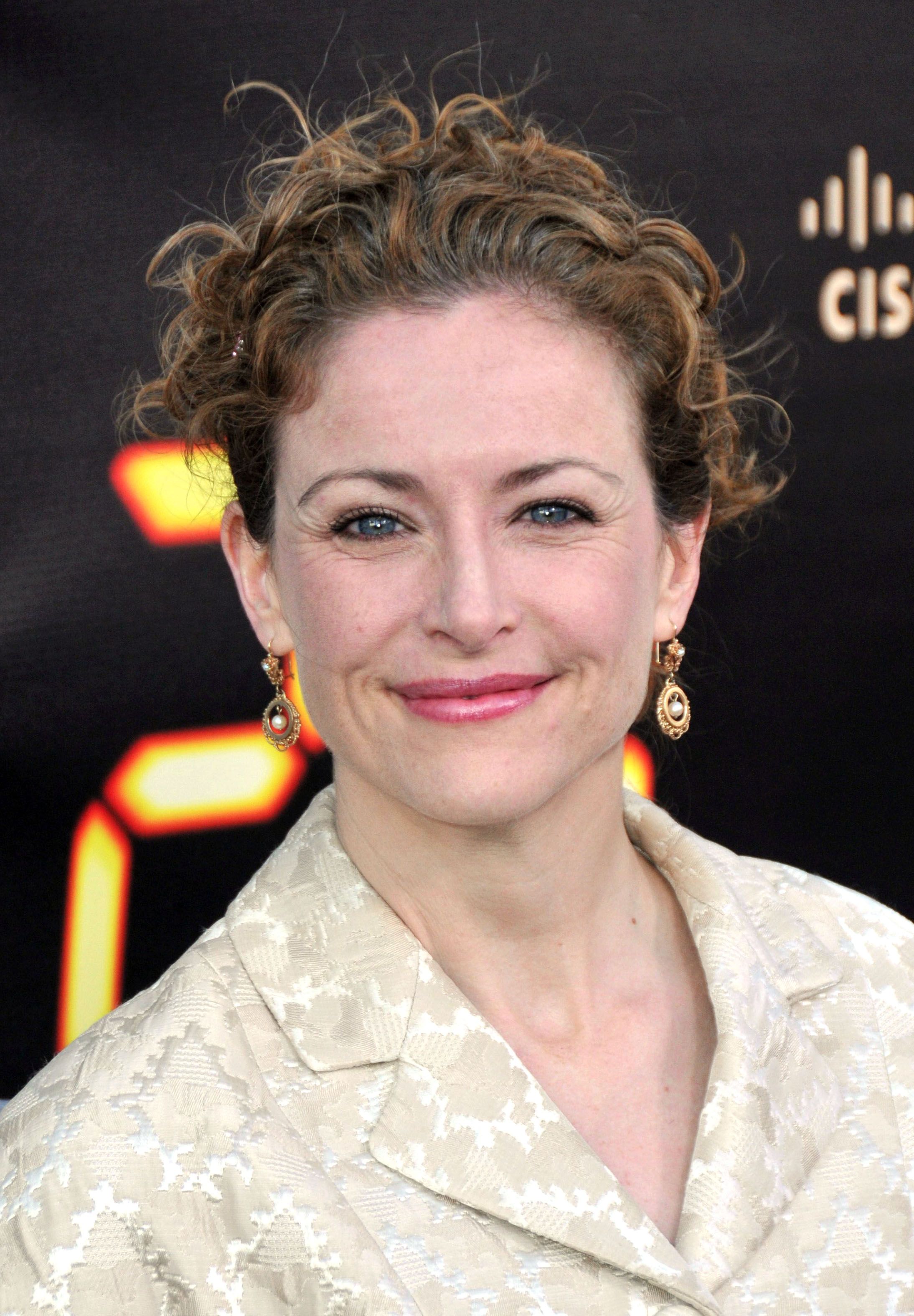 Headshot of Leslie Hope