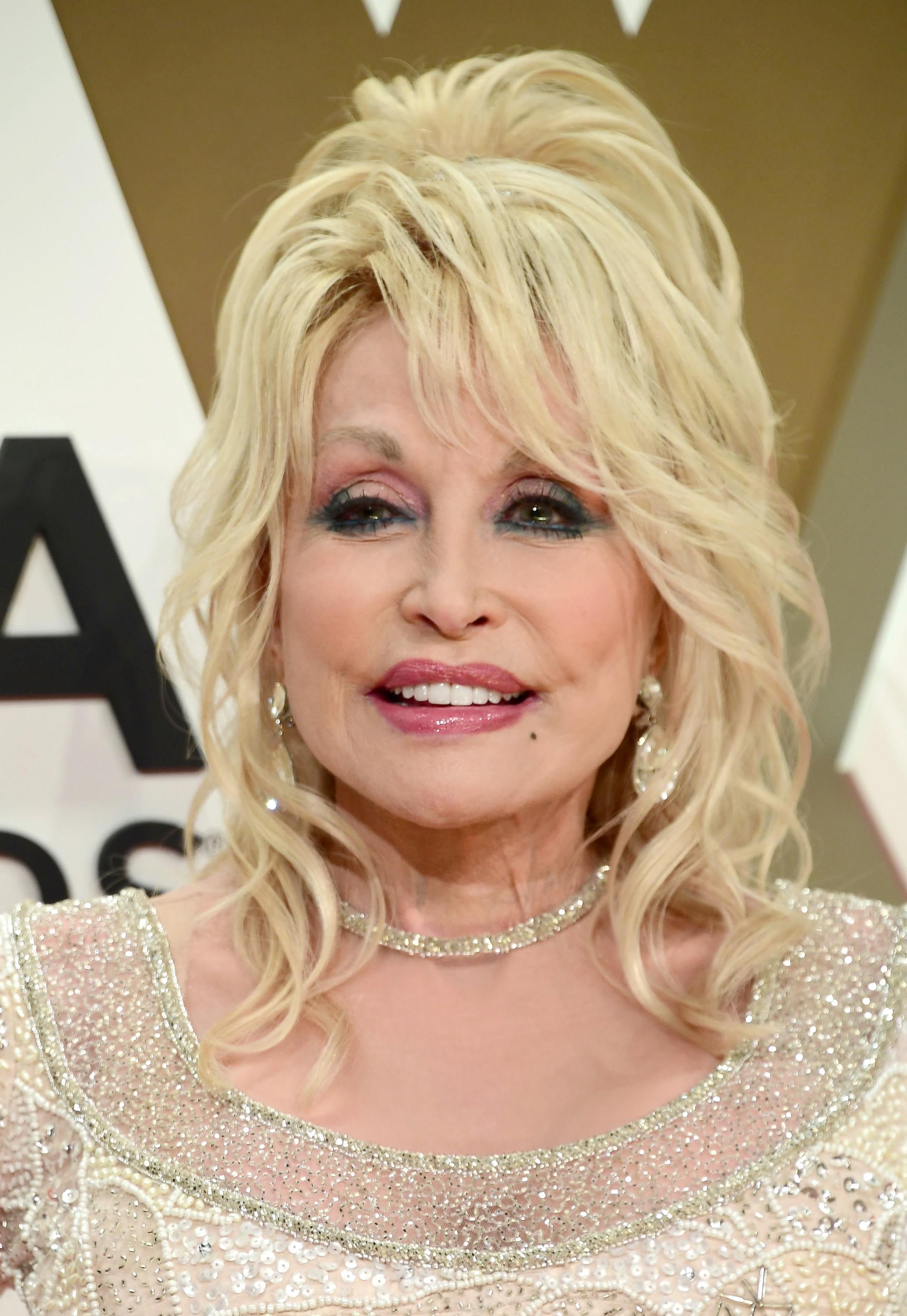 Foto de Dolly Parton na cabeça