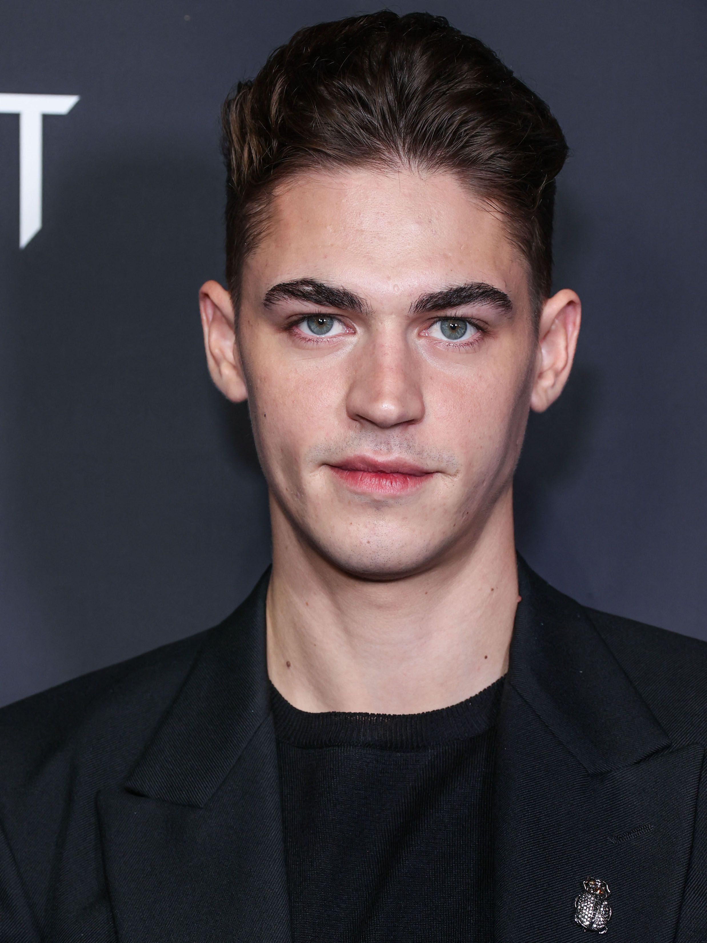 Shot in the head of the hero Fiennes Tiffin