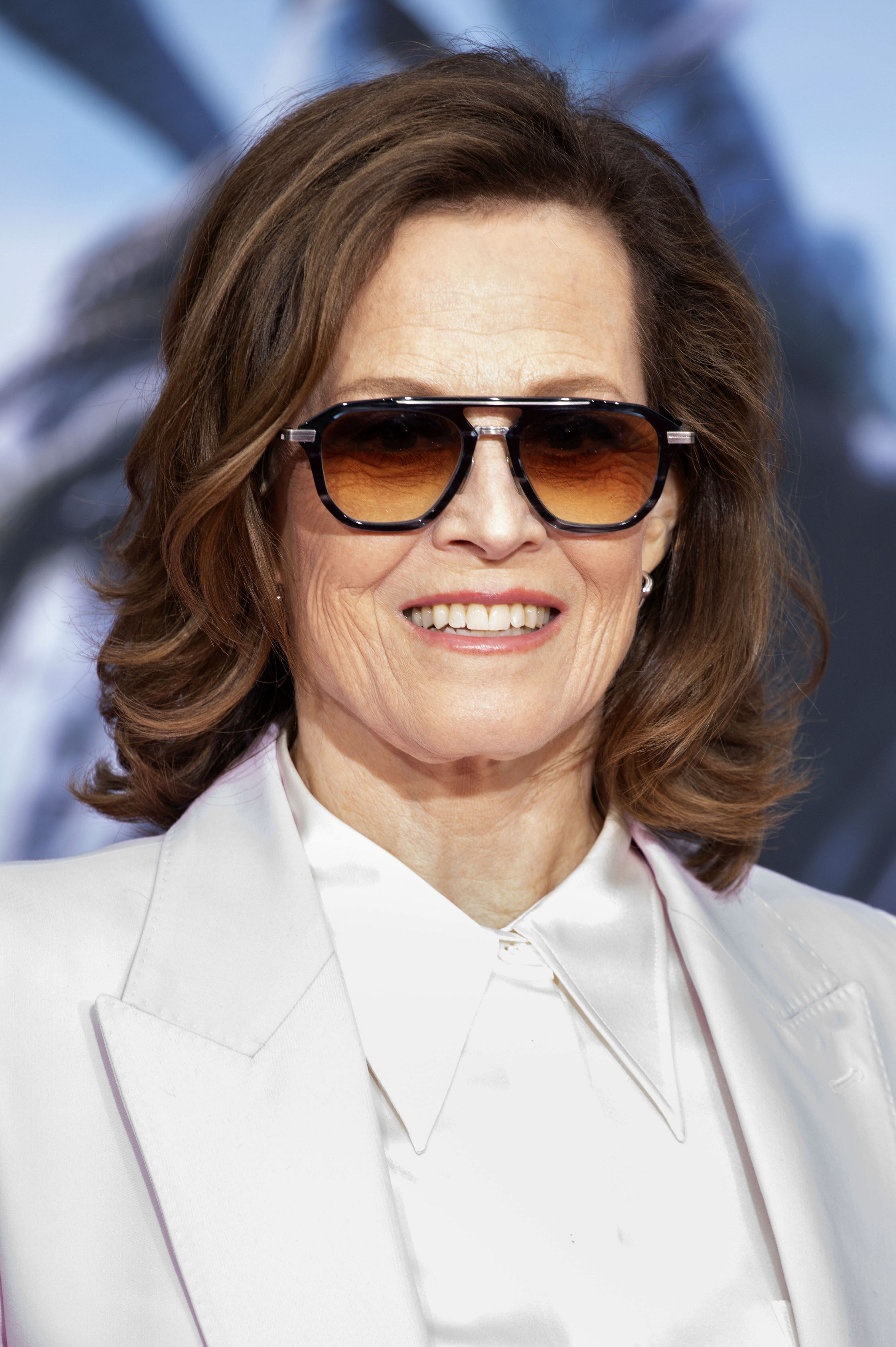 Retrato de la cabeza de Sigourney Weaver en la ceremonia de huellas y huellas de manos de James Cameron y Jon Landau.