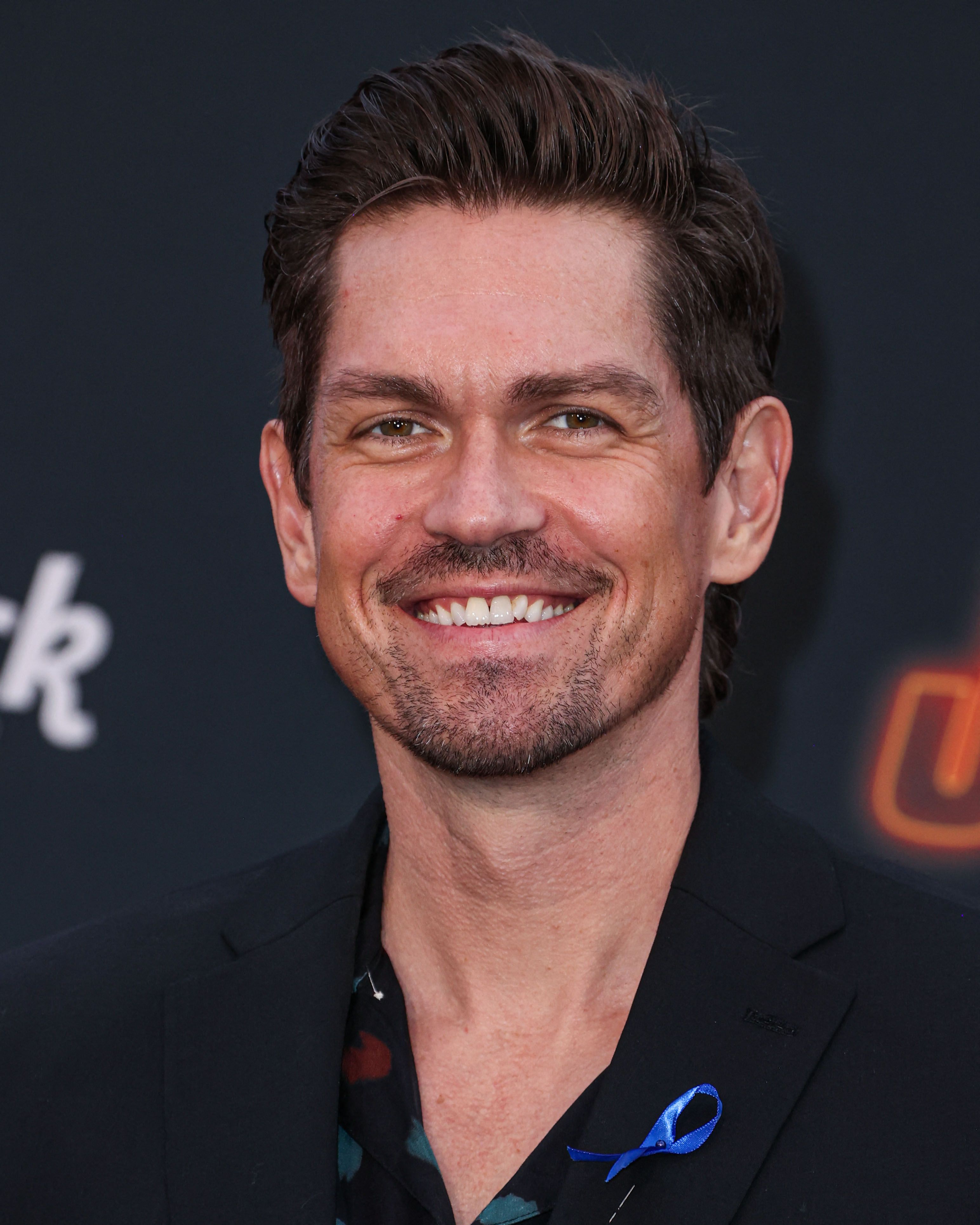HeaDSHOT Of Steve Howey
