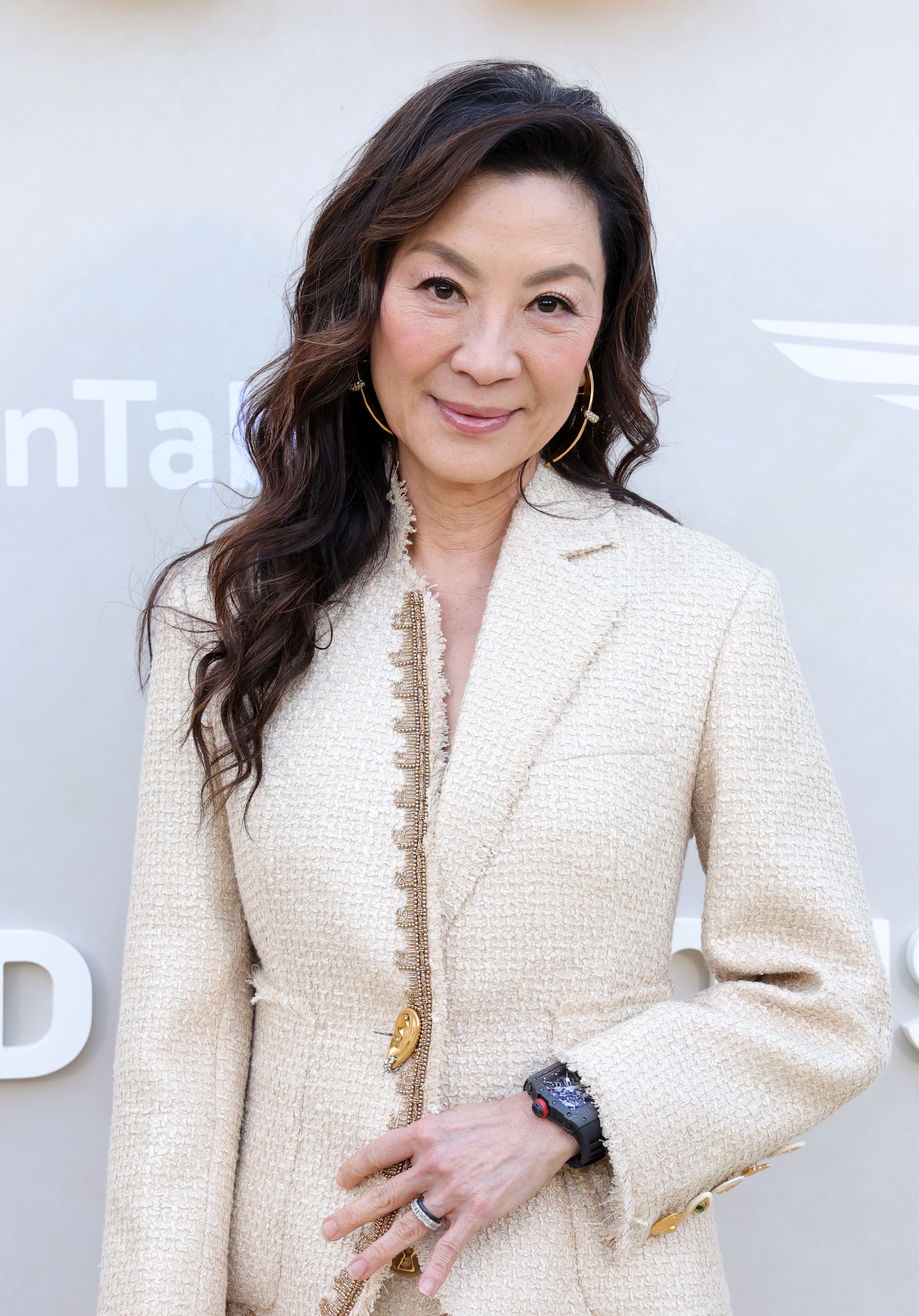 O tiro na cabeça de Michelle Yeoh na Gold House abriga a gala de ouro inaugural 2024 no Music Center.