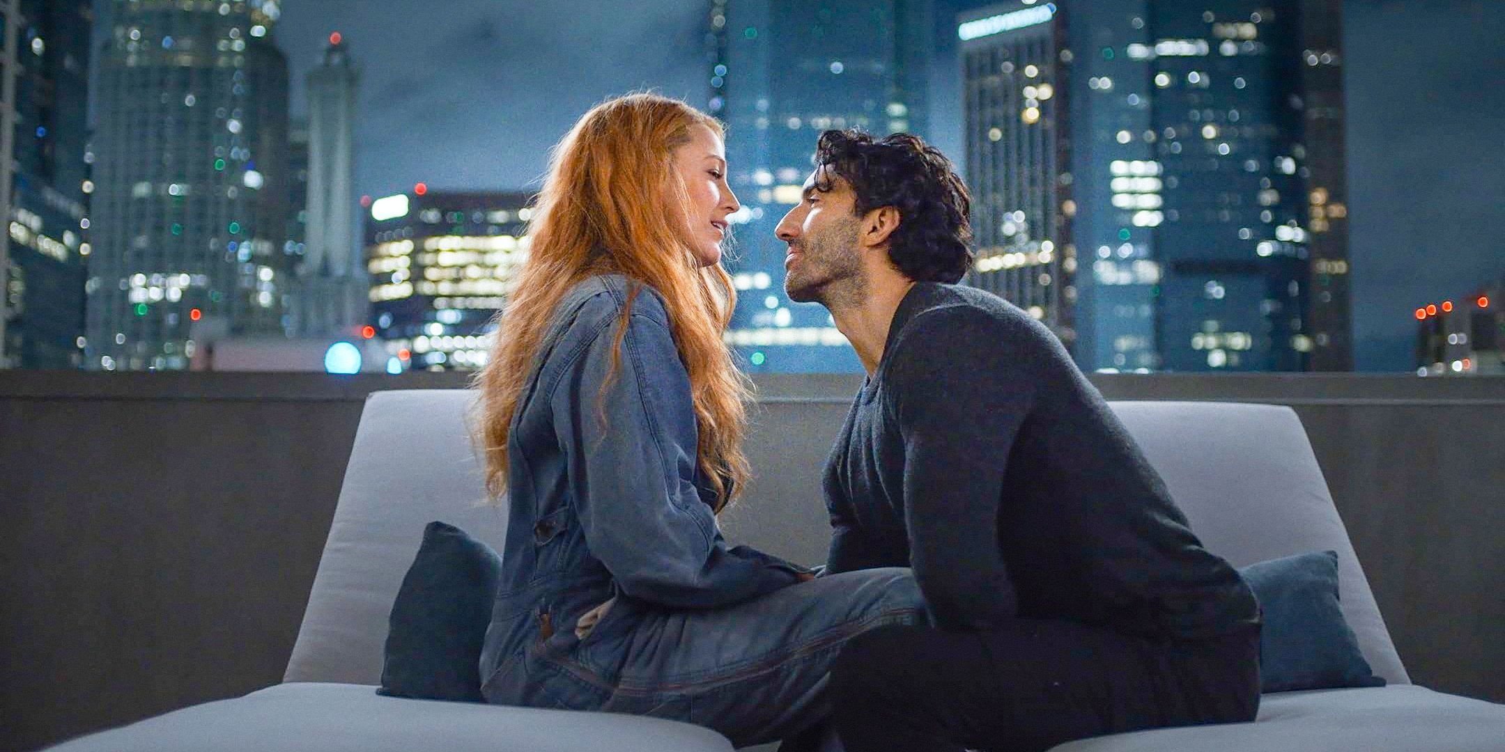 Lily Bloom (Blake Lively) y Riley Kincaid (Justin Baldoni) en el tejado en It Ends With Us