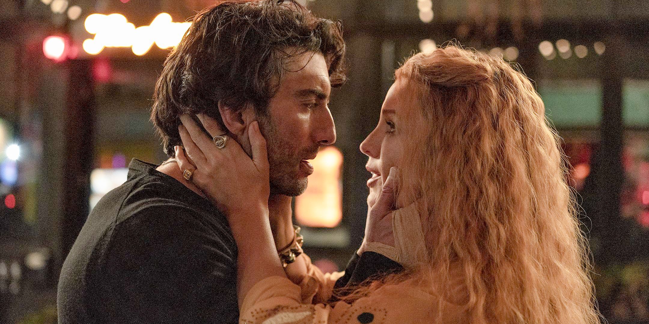 Ryle Kincaid (Justin Baldoni) e Lily Bloom (Blake Lively) segurando carinhosamente o rosto um do outro em It Ends With Us 