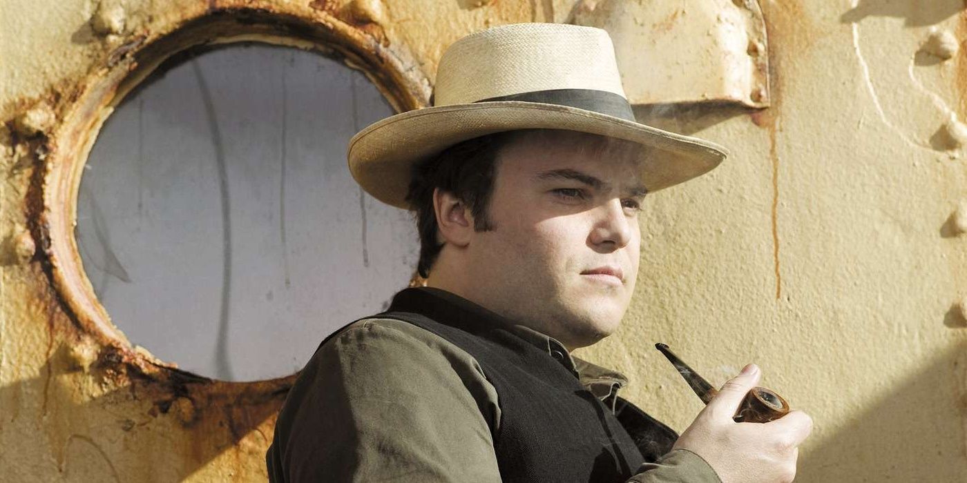 Carl Denham (Jack Black) tiene una pipa y se pierde en King Kong en 2005.