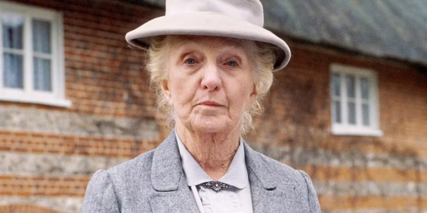 Joan Hickson como Miss Marple fuera de la finca de ladrillos