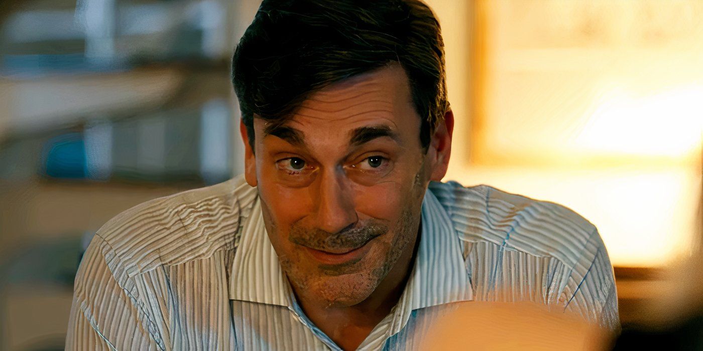 Jon Hamm als Fletch lächelt leicht in Confess Fletch