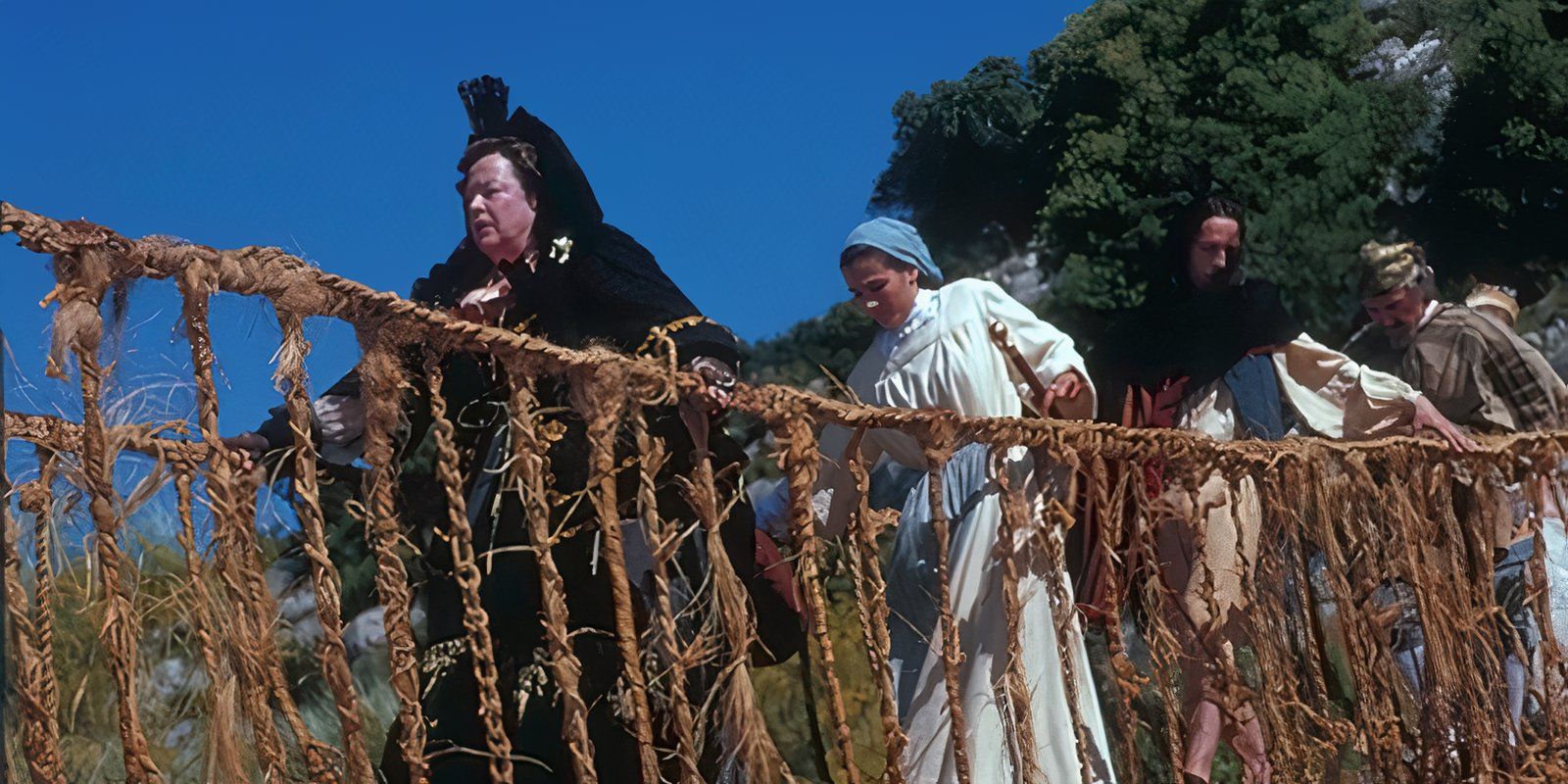 La marquesa Kathy Bates cruza el puente con la congregación en el Puente San Luis Rey