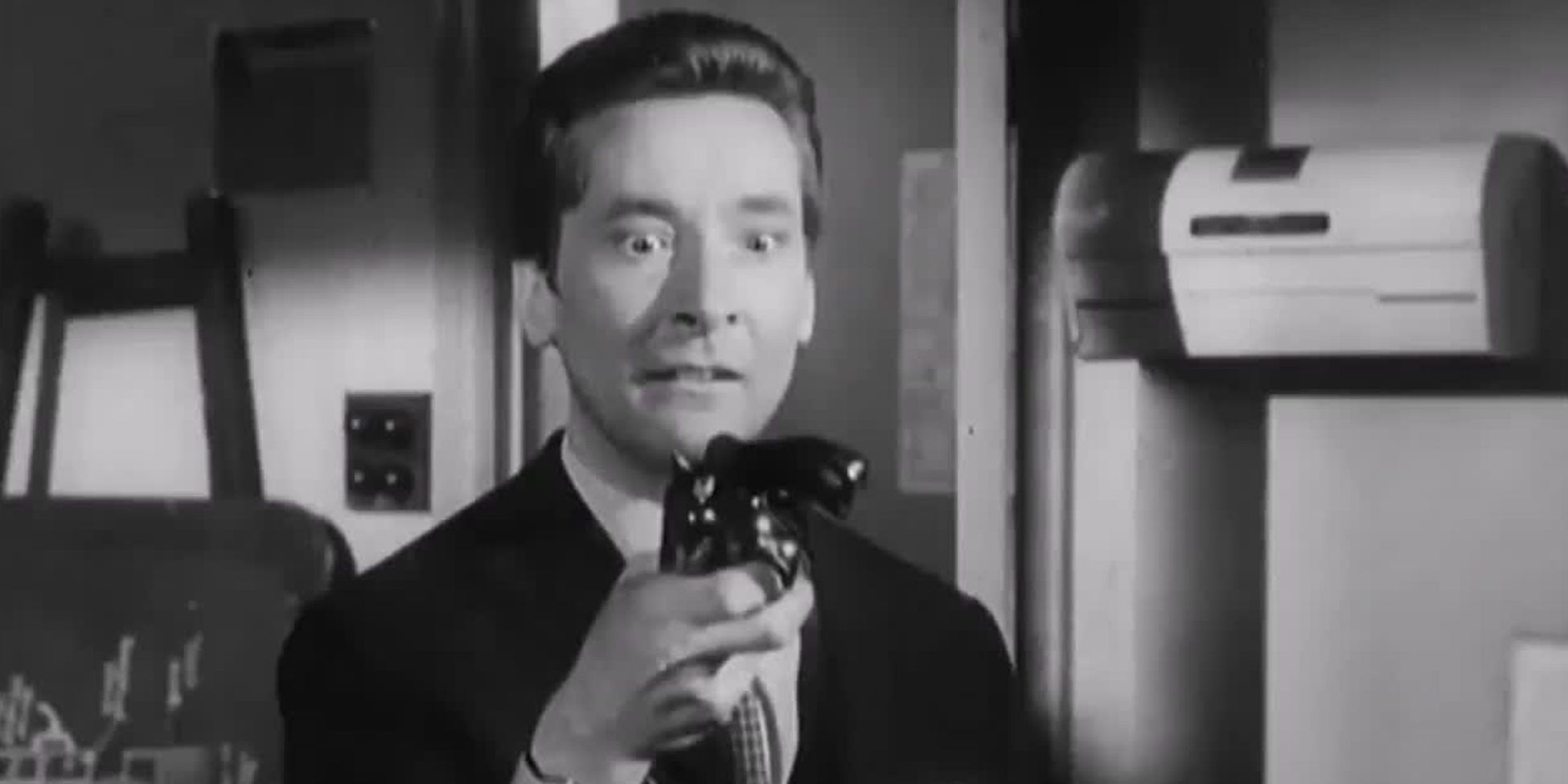 Kenneth Williams com uma arma em Carry On Spying