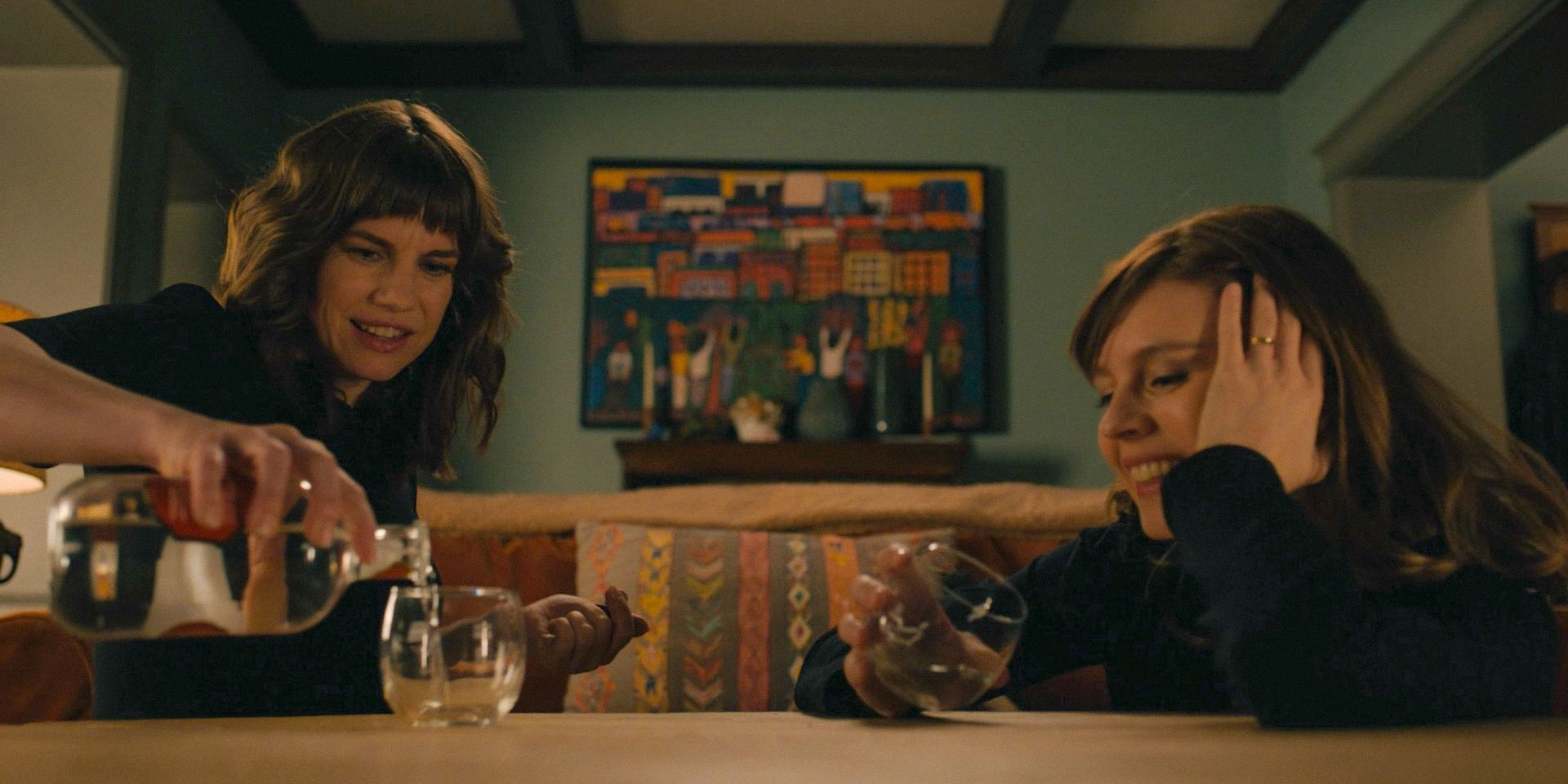 Evil Temporada 4 Episódio 11 Anna Chlumsky como Ellie serve tequila para Katja Herbers como Kristen