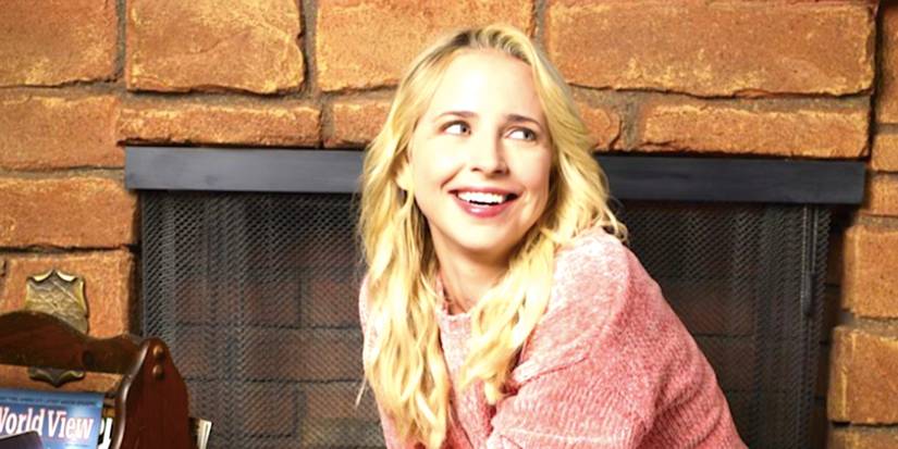 Lecy Goranson's Becky smiling in The Conners-1